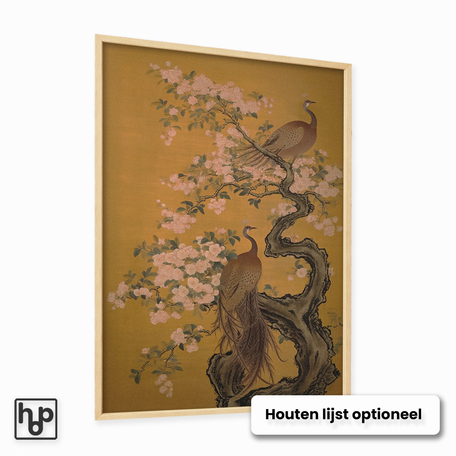 Aziatisch pauwen kunstwerk met twee pauwen en roze bloesem op een gouden achtergrond, in een houten lijst.