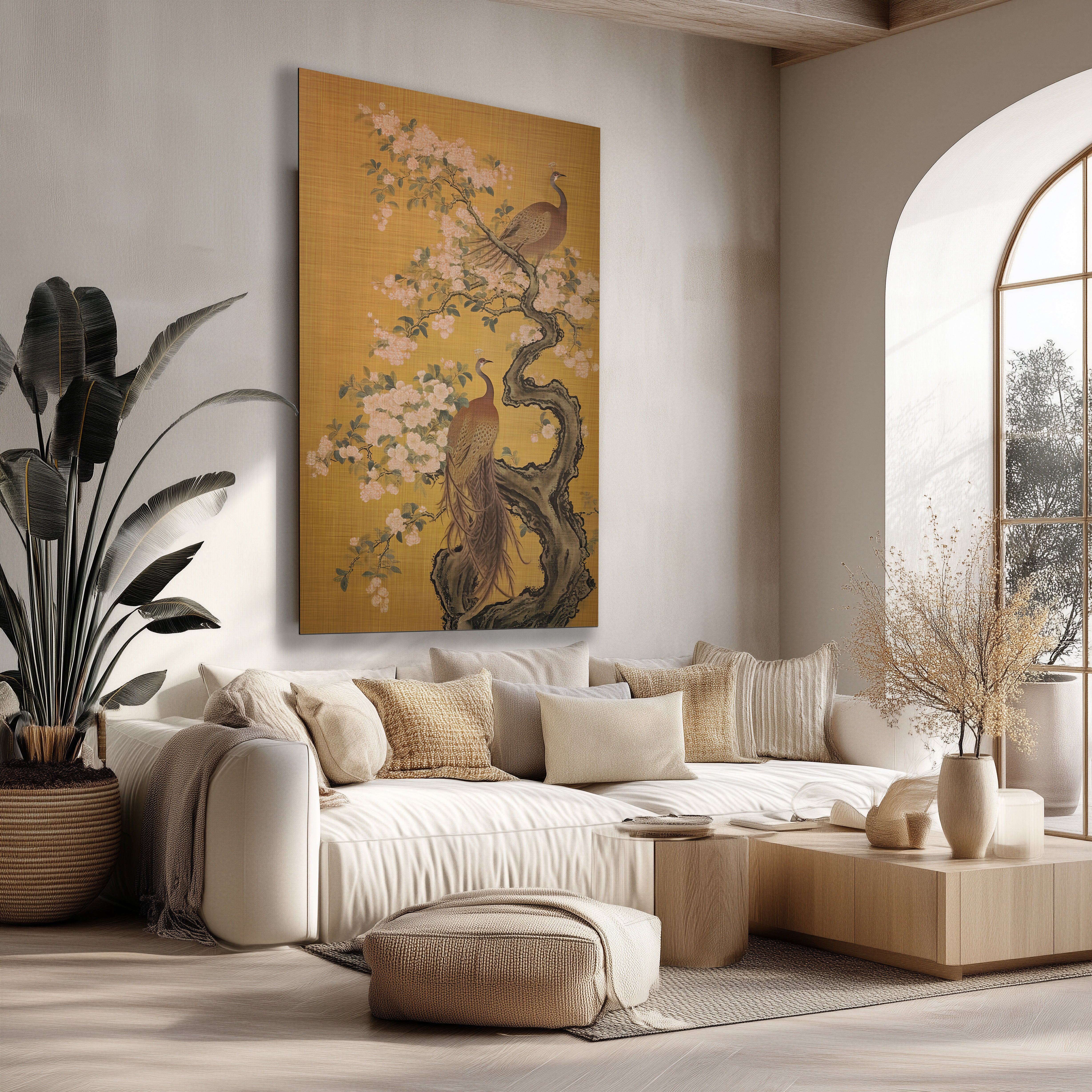 Groot Aziatisch pauwen kunstwerk op goudgele achtergrond, hangend boven een beige bank in een minimalistische woonkamer.