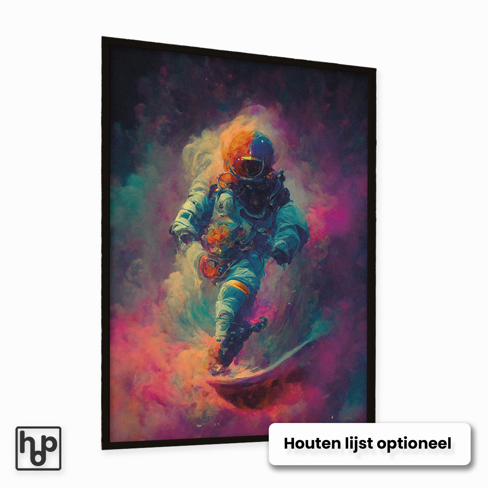 Kleurrijke astronaut poster in een zwarte lijst, omringd door roze en paarse nevel.