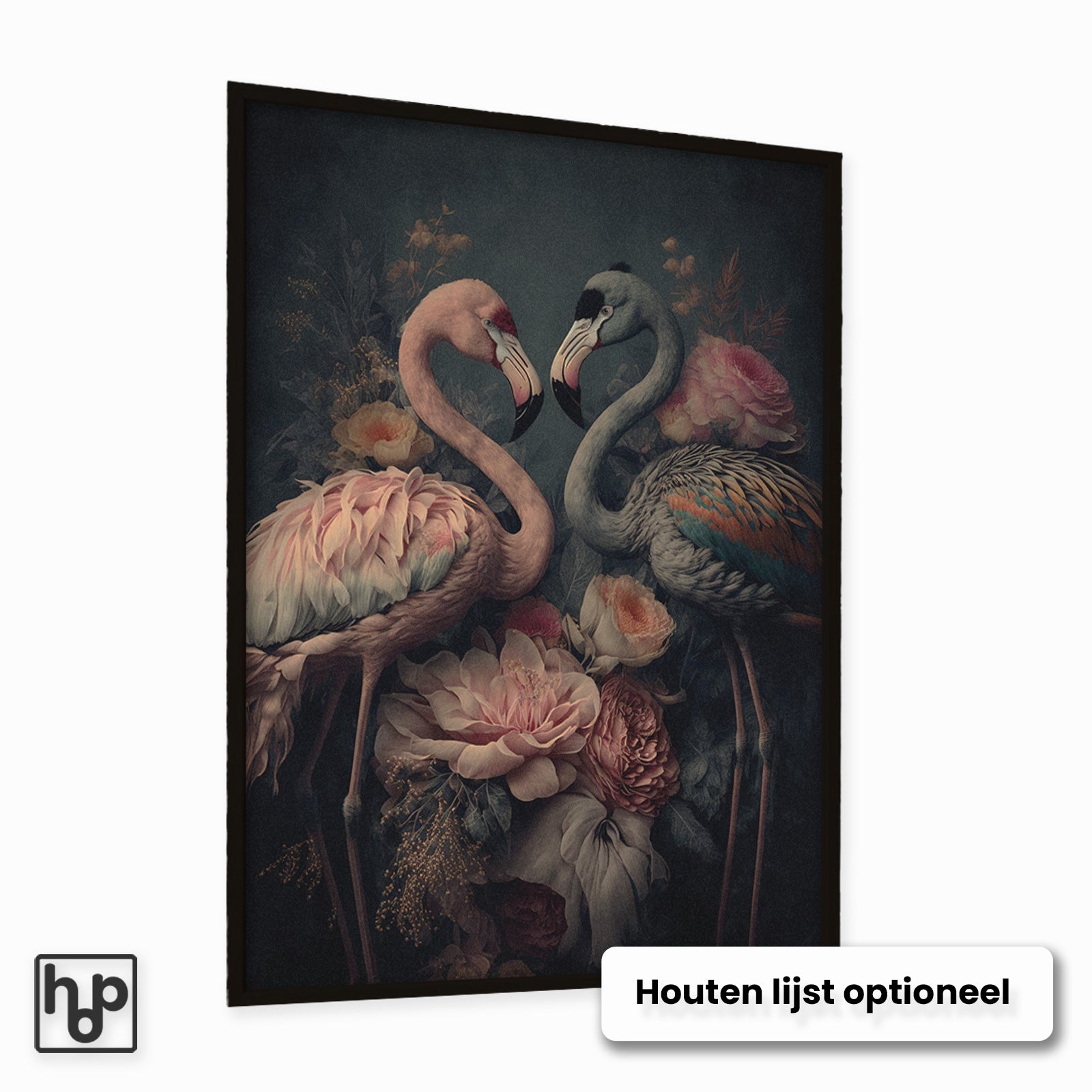 Staande poster met twee roze en grijze flamingo's omringd door weelderige vintage bloemen in een zwarte lijst.