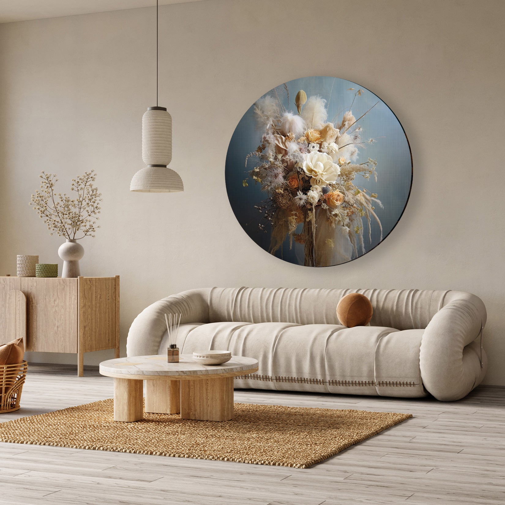Ronde aluminium dibond muurcirkel met bloemencompositie in warme, neutrale tinten boven een beige bank.