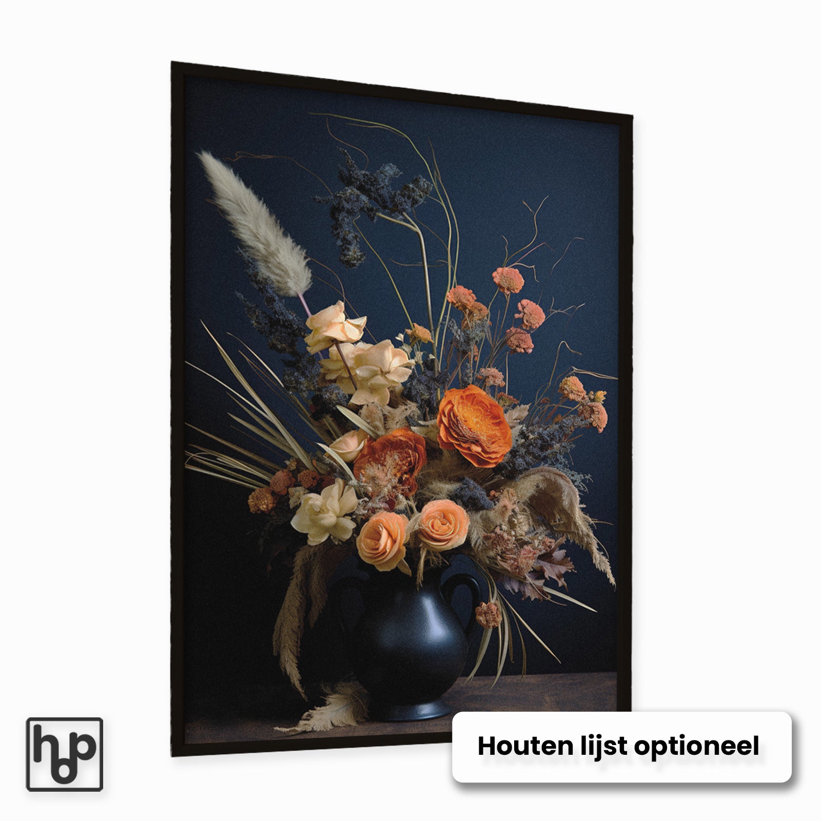 Vintage bloemenboeket in een zwarte vaas met oranje, perzik en crème tinten, ingelijst in zwart.