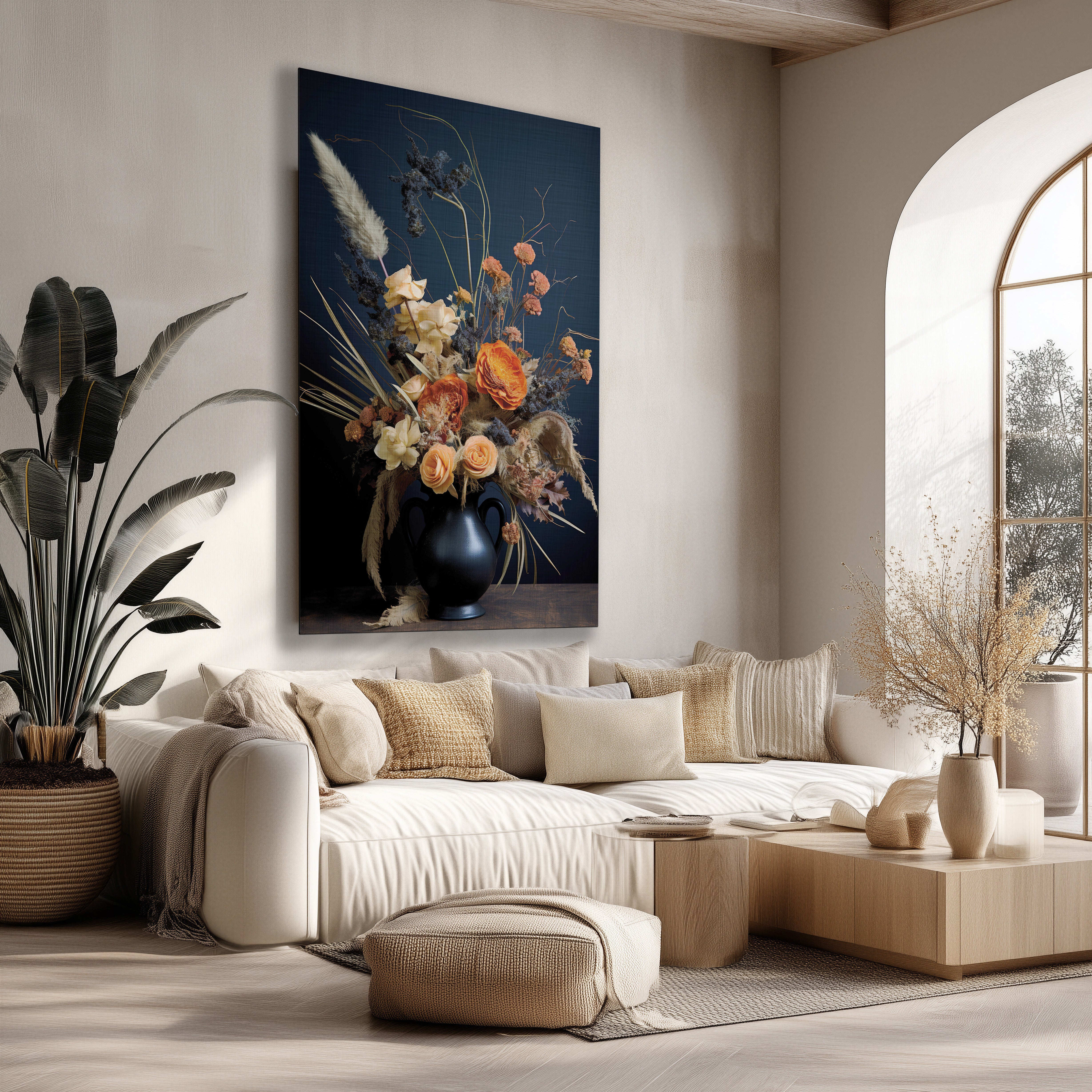 Groot canvas met vintage bloemen in oranje, crème en bruin in een zwarte vaas, tegen een donkerblauwe achtergrond.
