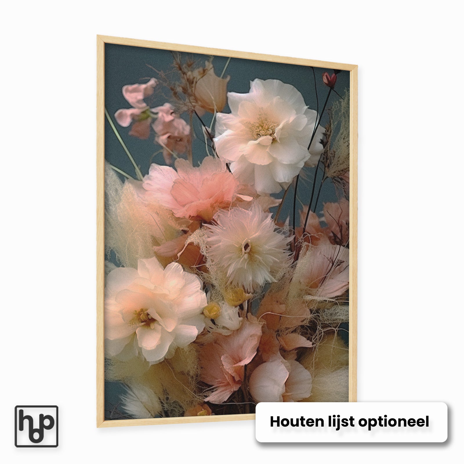 Bloemen 9 poster met delicate roze en witte bloemen, pluimen, en een houten lijst.