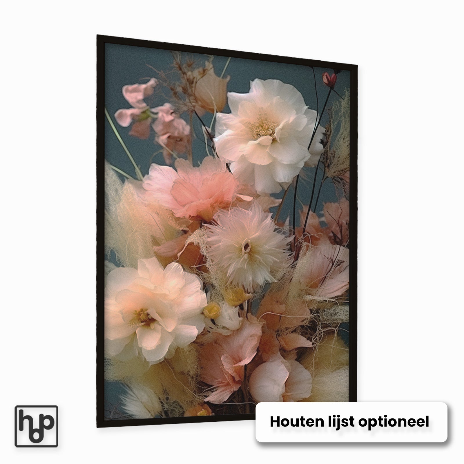 Staande poster met een boeket delicate bloemen in zachte vintage roze en crèmekleuren, omringd door pluimen.