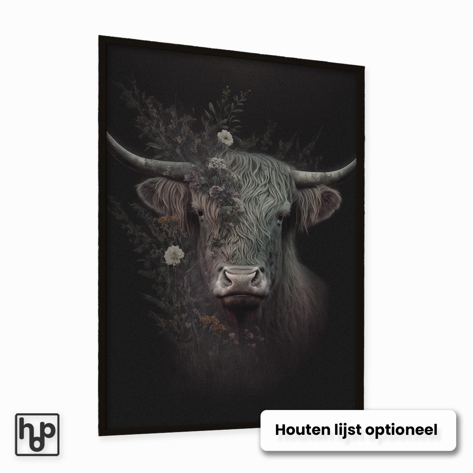 Schotse hooglander poster met bloemenkrans en botanische elementen op donkere achtergrond, in zwarte lijst.
