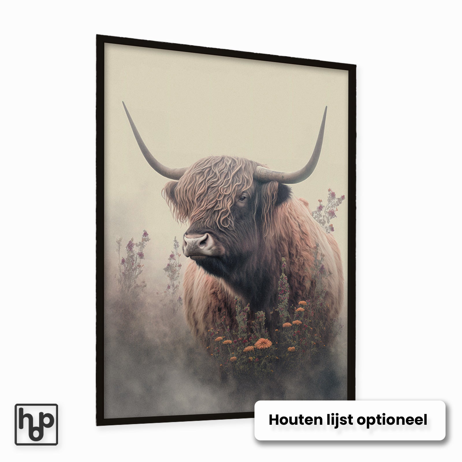 Schotse hooglander poster met bruine vacht, lange hoorns en botanische bloemen in een zwarte lijst.