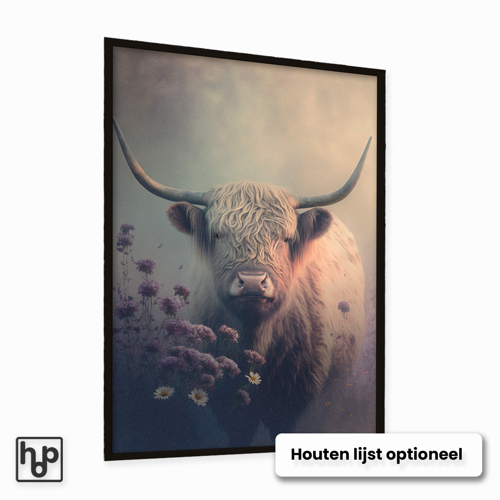 Vintage poster van een Schotse Hooglander met lange hoorns tussen paarse en witte bloemen, in een zwarte lijst.