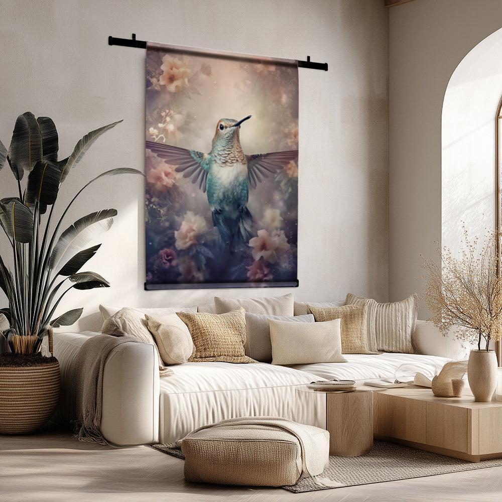 Kolibri wandkleed met vogel en bloemen, hangend boven een witte bank in een lichte woonkamer.