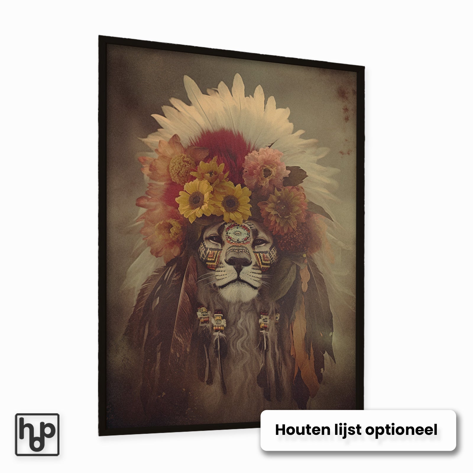 Leeuw met indianentooi van veren en bloemen, ingelijst in een zwarte houten lijst.