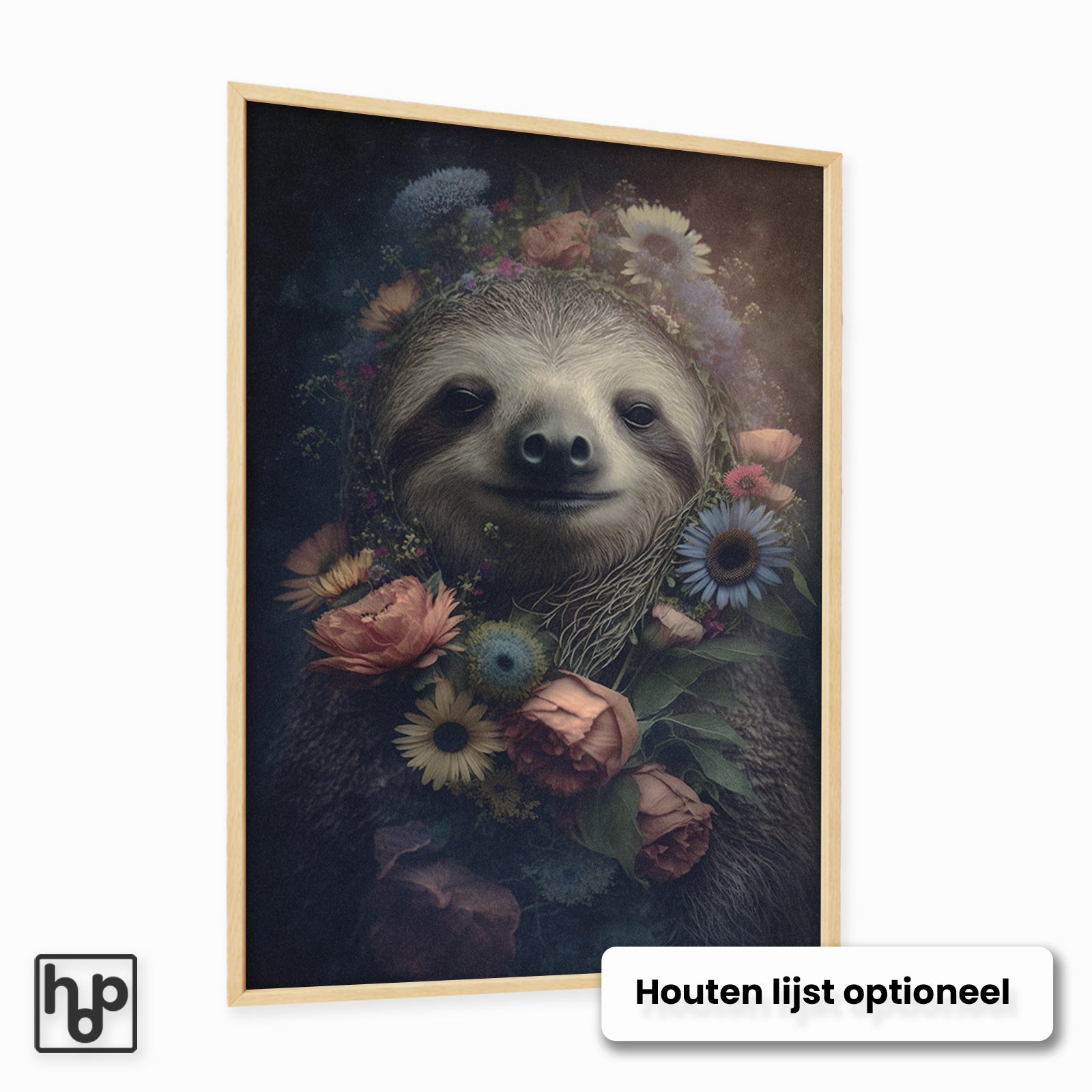 Vintage stijl poster van een sierlijke luiaard met een kleurrijke bloemenkrans, ingelijst in licht hout.