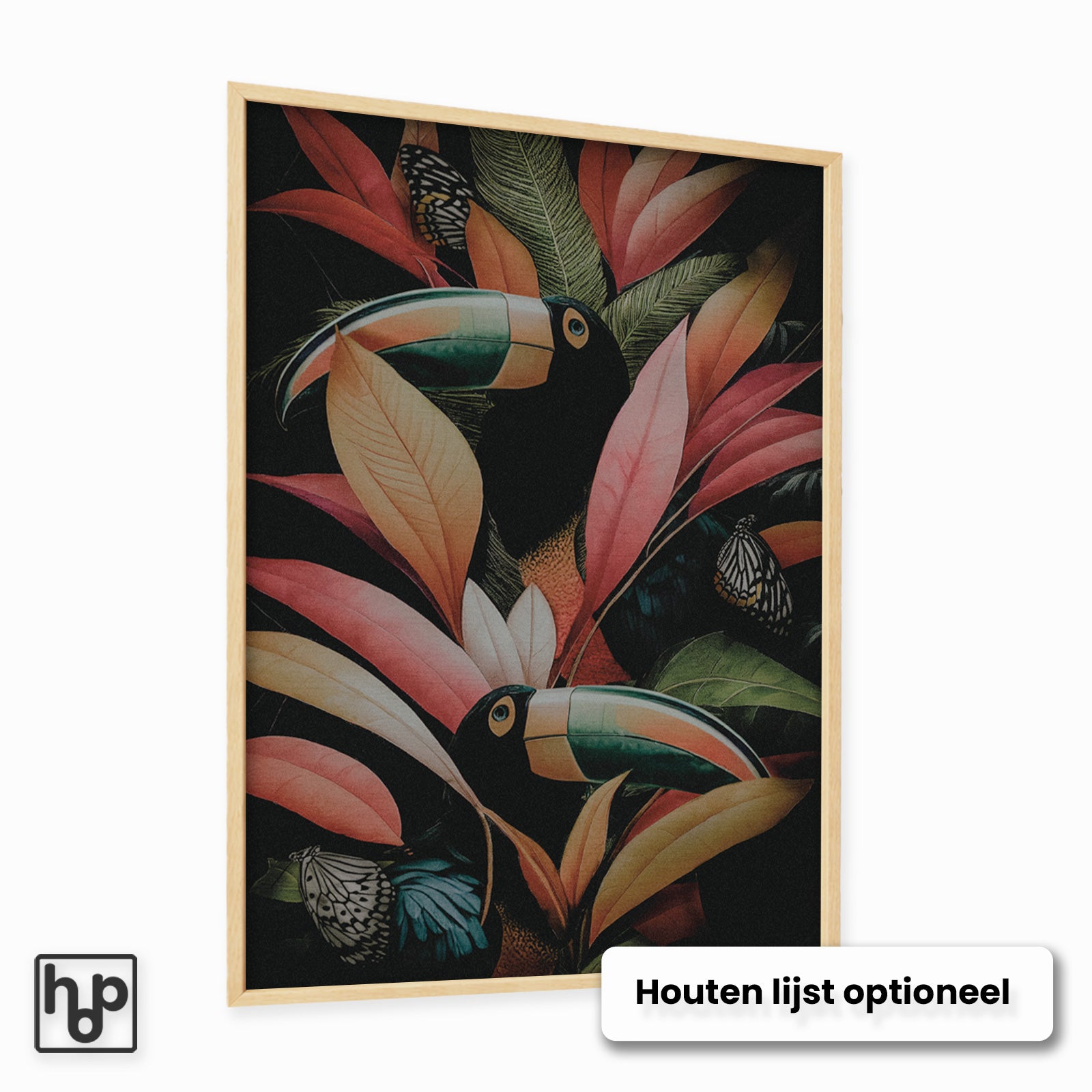 Staande poster met twee toekans en vlinders tussen rode en groene bladeren in een houten lijst.