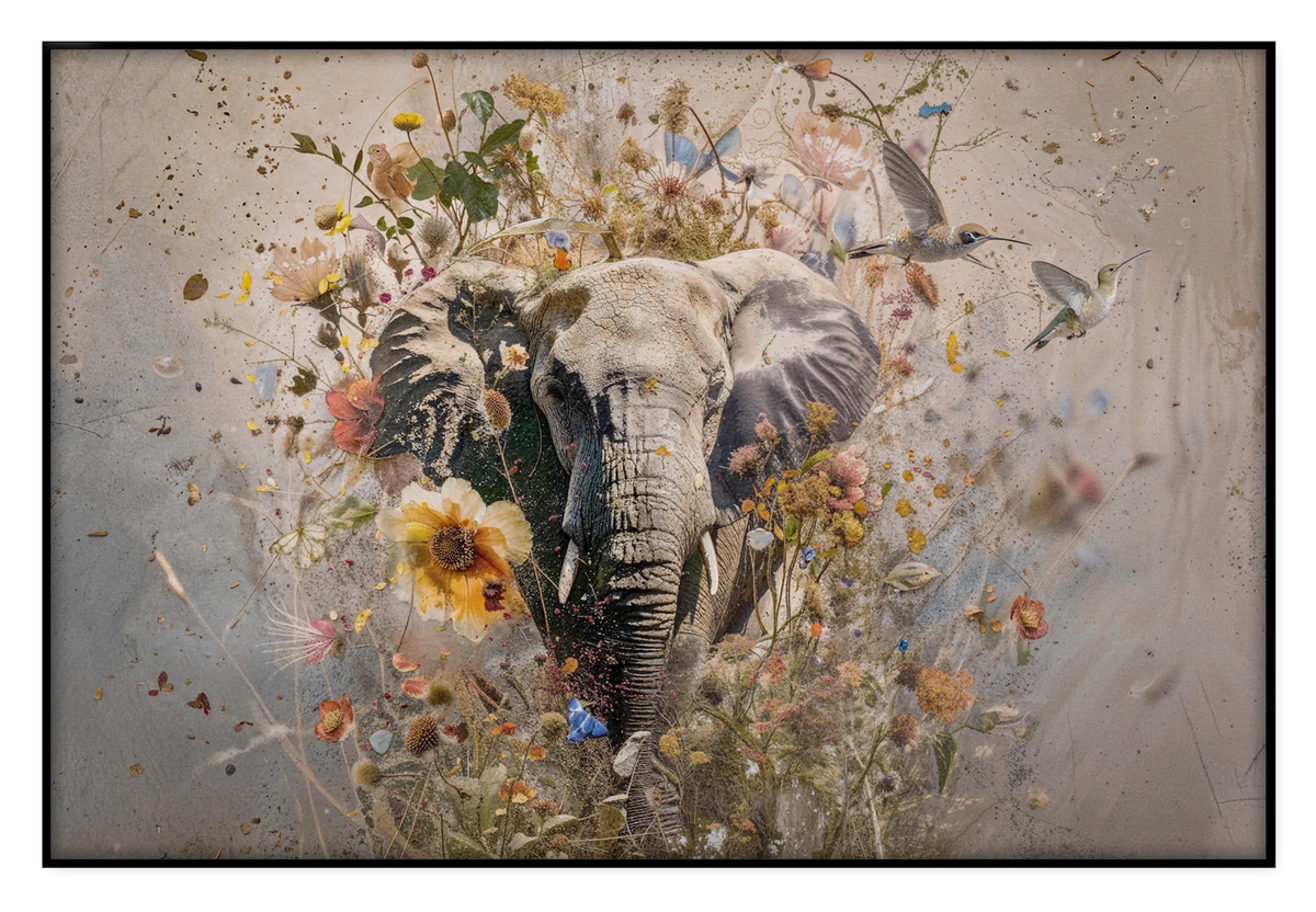 Akoestisch paneel Bloemen olifant: een olifant tussen kleurrijke bloemen, vogels en vlinders op een lichte beige achtergrond.