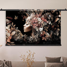 wandkleed met vrouw en bloemen