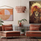 Wanddecoratie van een leeuw met een tooi van bloemen en veren