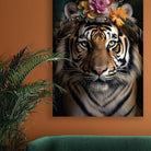 Botanische dieren wanddecoratie van een tijger met een tooi van bloemen en veren.