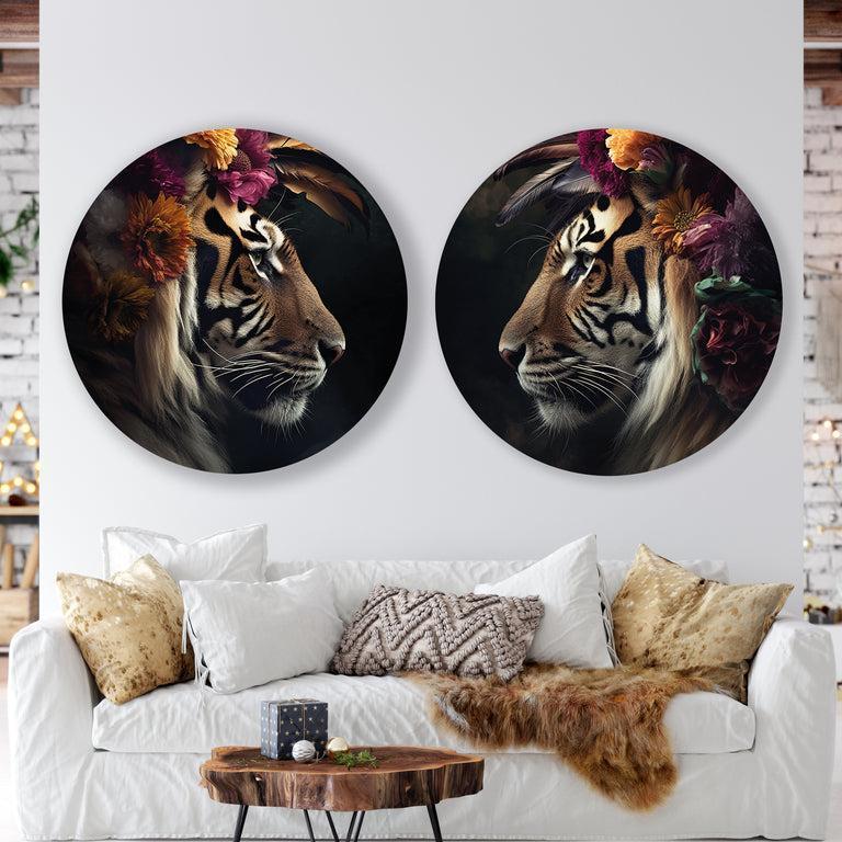 Muurcirkel versie van de Tiger 5. Prachtige botanische poster van een tijger met een tooi van bloemen en veren.
