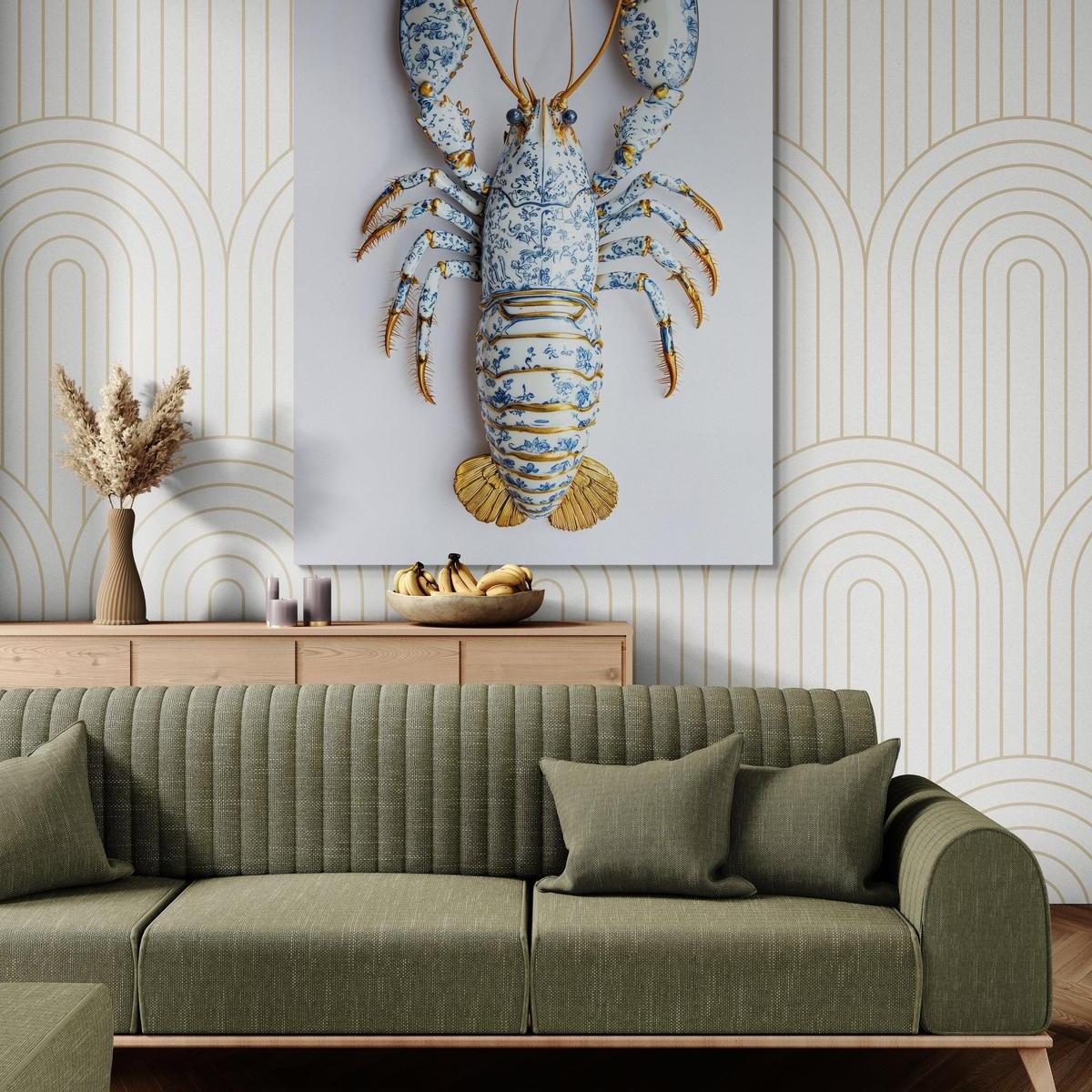 Elegante wanddecoratie van kreeft genaamd Willem, uitgevoerd in een klassiek Delfts blauw patroon met luxe gouden accenten. Stijlvol kunstwerk dat traditie en moderniteit combineert, perfect voor een exclusieve interieurlook