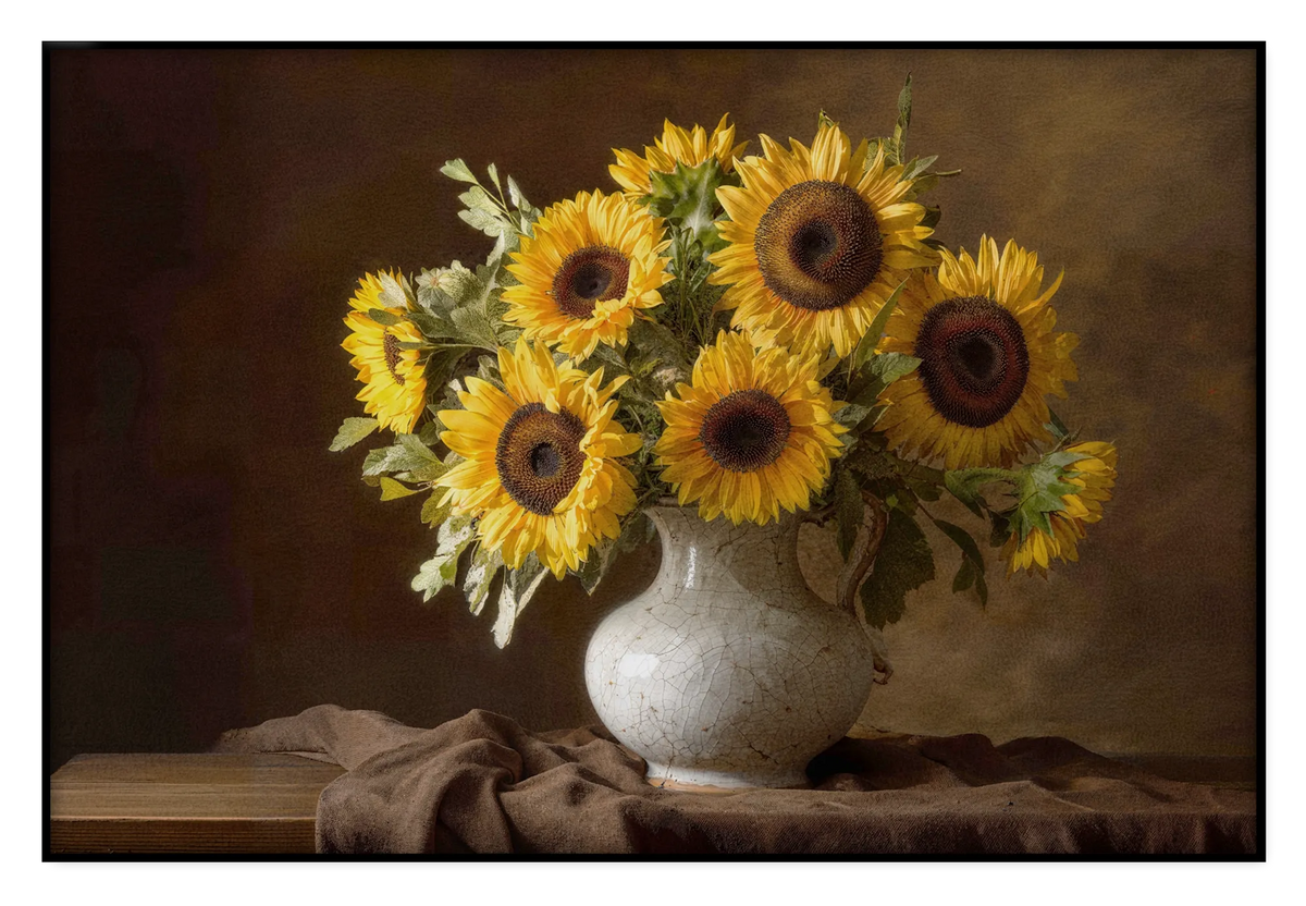 Zonnebloemen op akoestisch paneel: gele zonnebloemen in een lichte vaas op een houten tafel tegen een warme, donkere achtergrond.