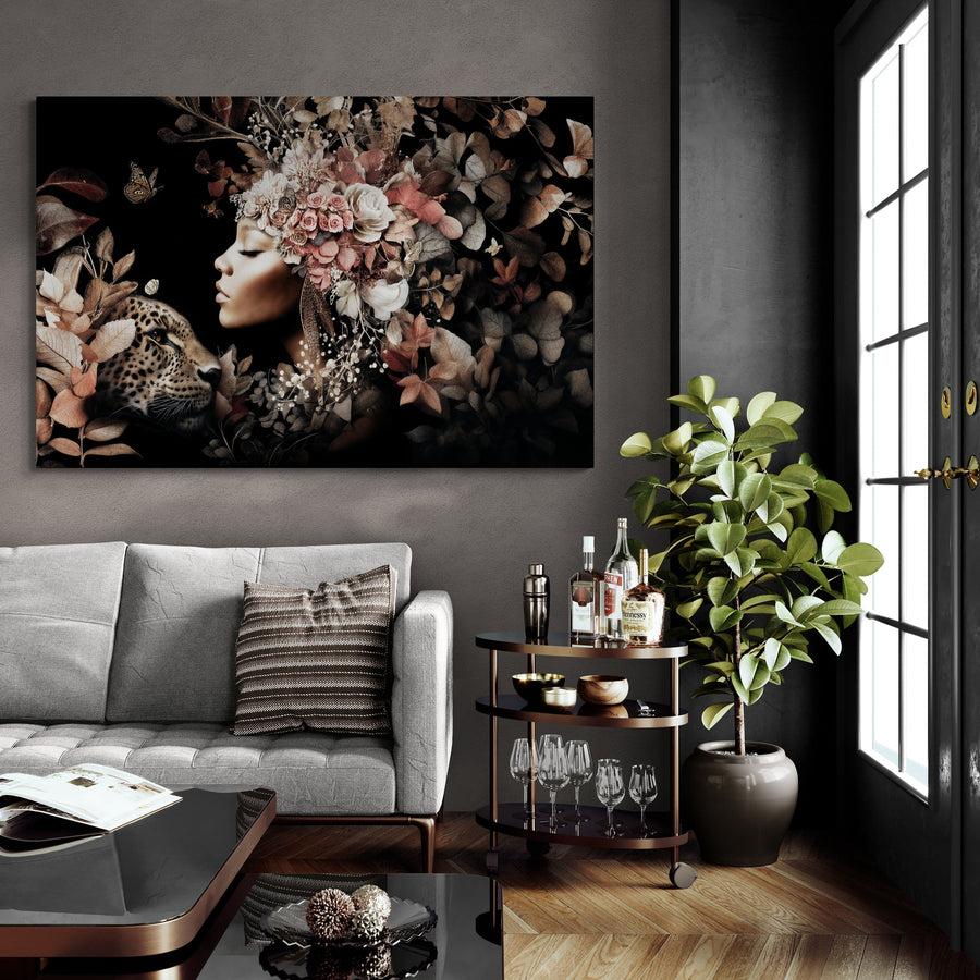 Donkere hotel chique woonkamer met een bloemenportret en messing accenten.