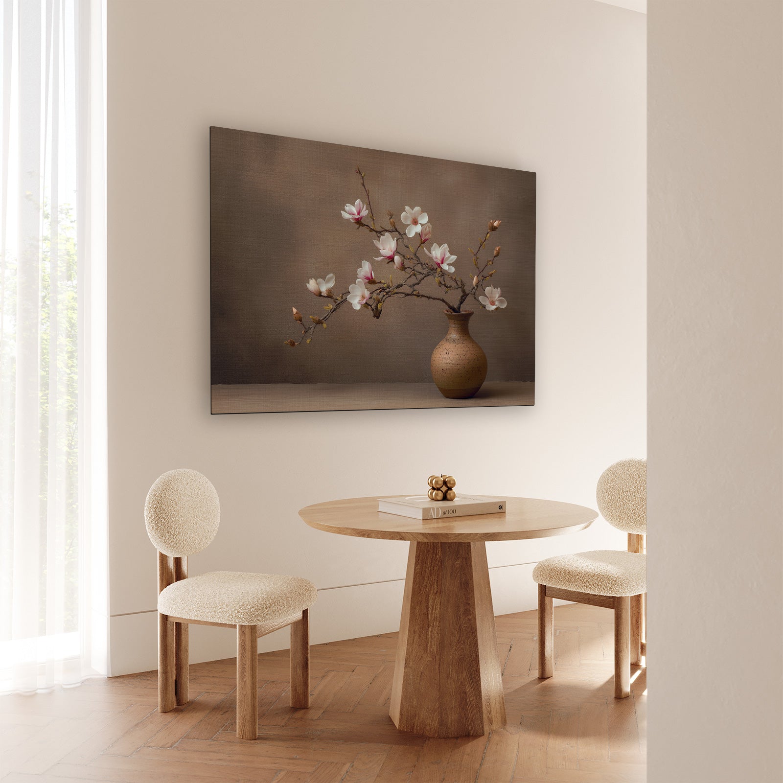 Aluminium Dibond schilderij Bloemen 17 aan de muur bij een ronde houten eettafel.