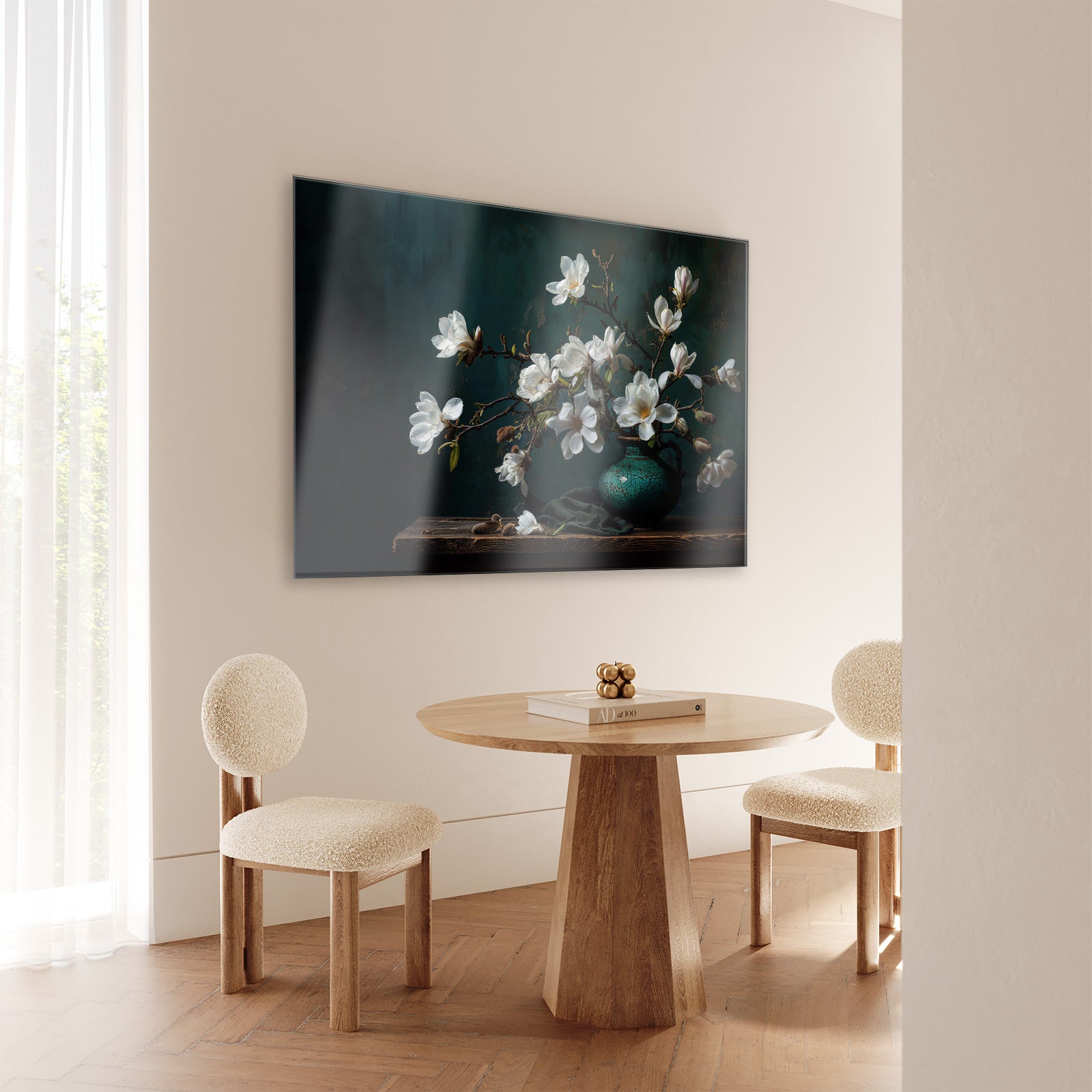 Plexiglas schilderij Bloemen 16 aan de muur bij een ronde houten eettafel.
