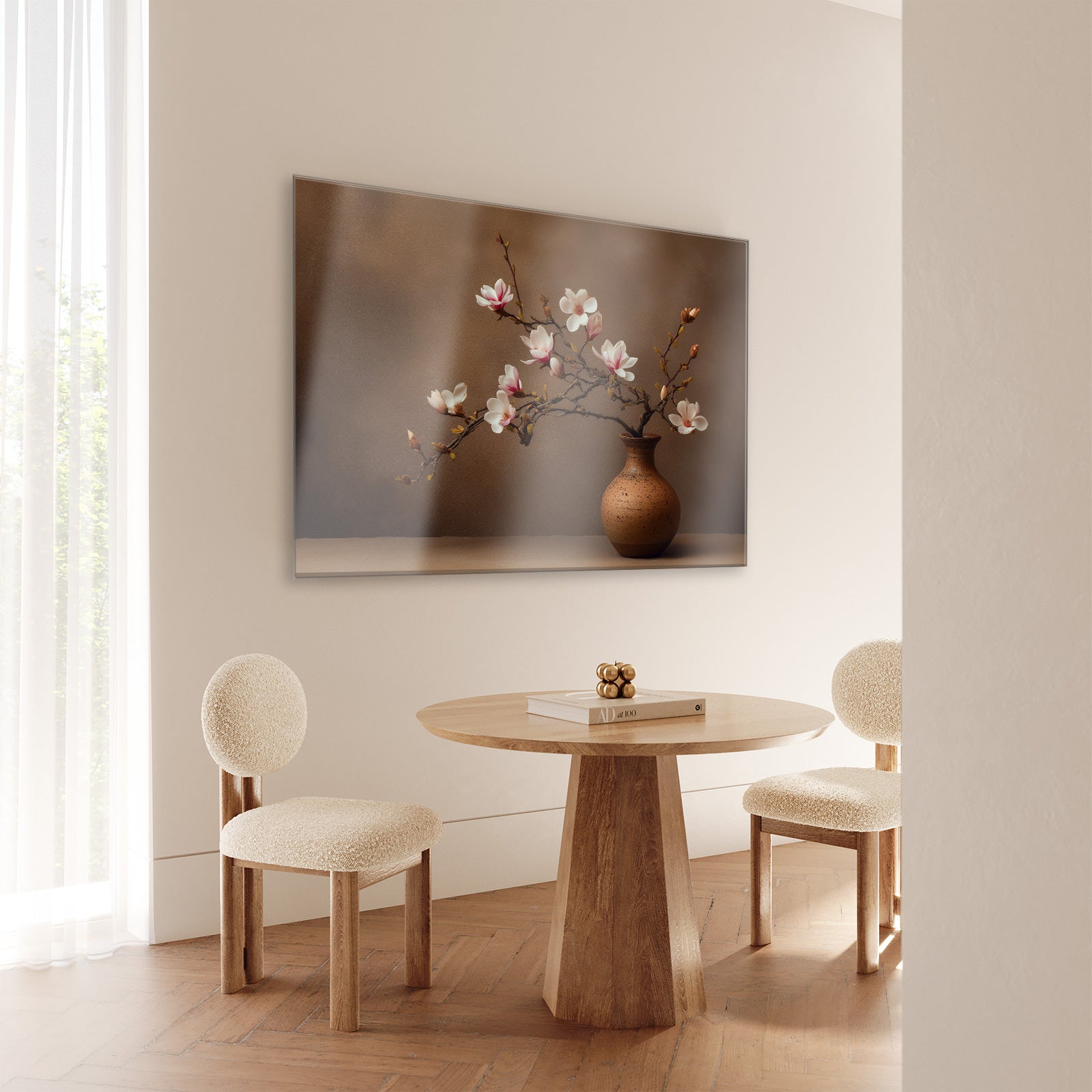 Plexiglas schilderij Bloemen 17 aan de muur bij een ronde houten eettafel.