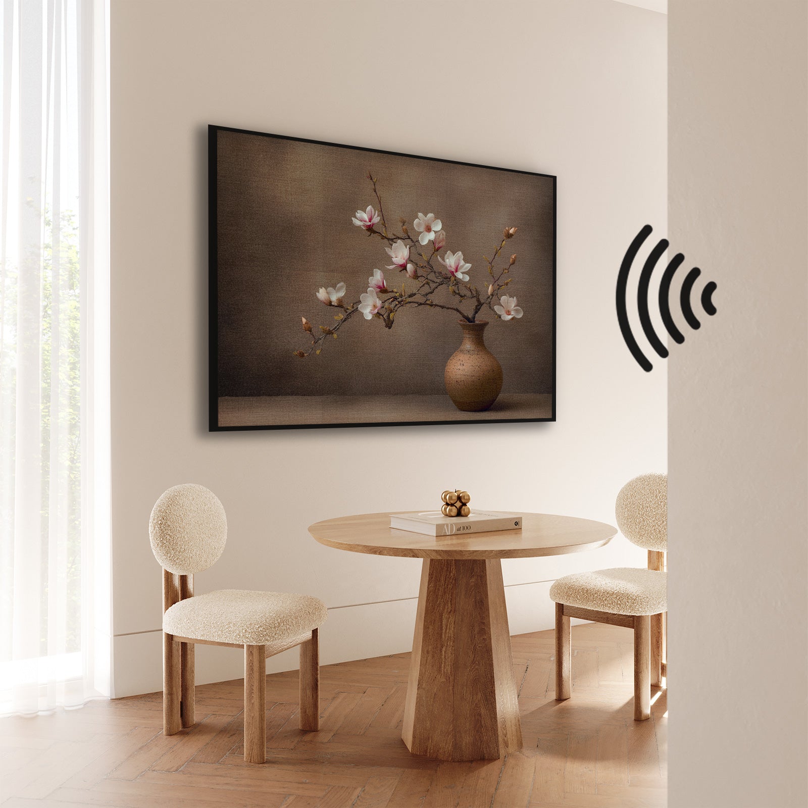 Akoestisch paneel Bloemen 17 aan de muur bij een ronde houten eettafel.