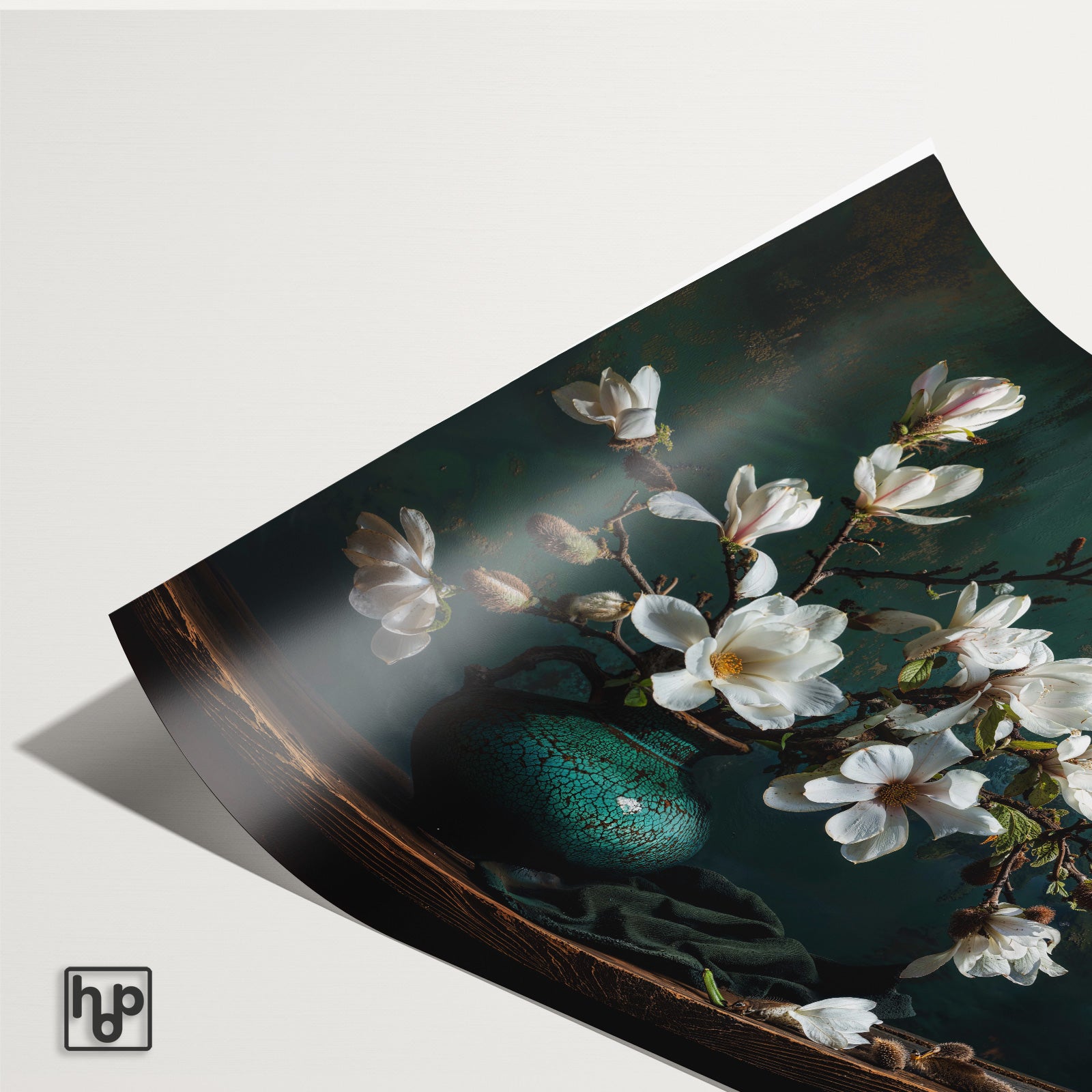 Detail van papieren poster Bloemen 16 met een licht omkrullende hoek.