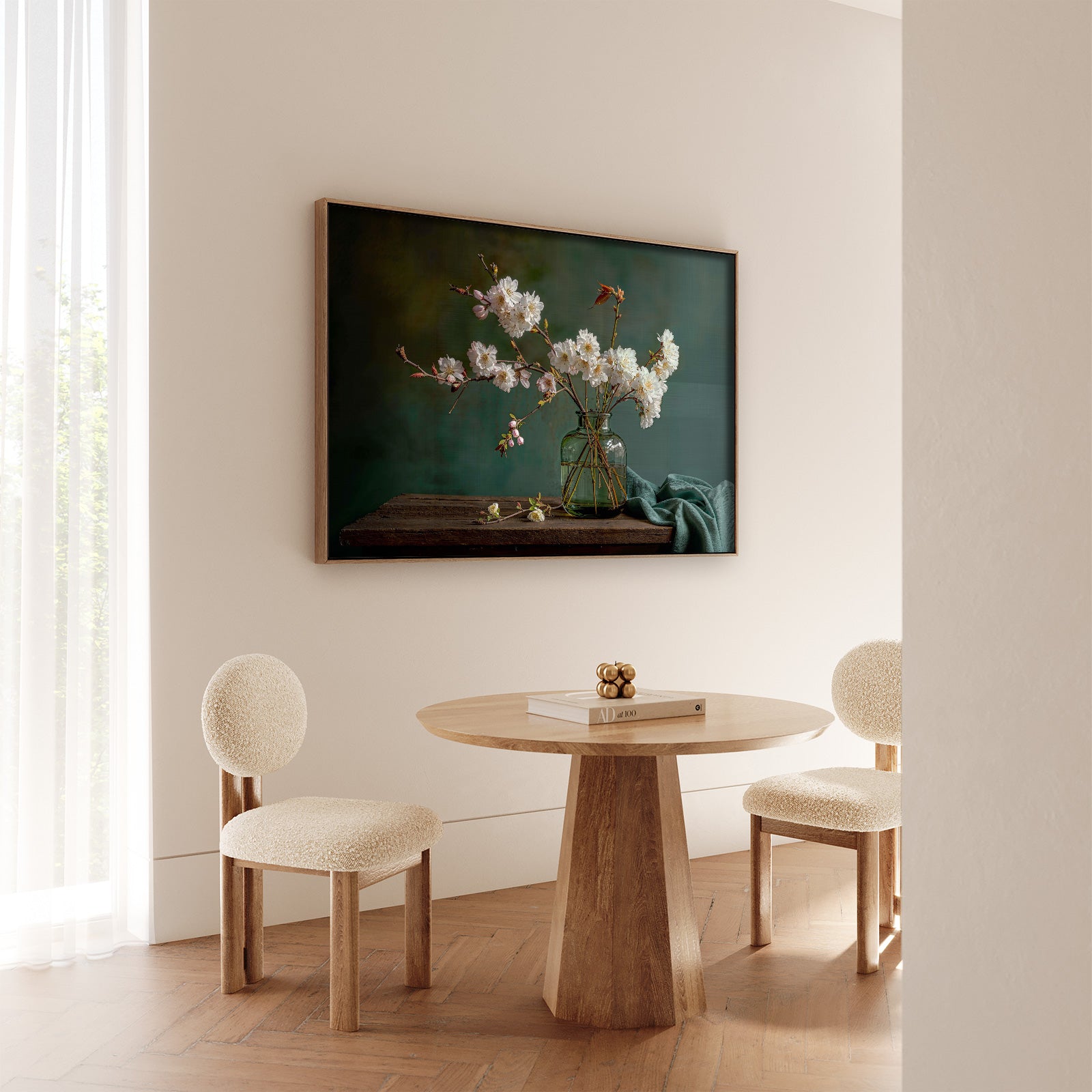 Papieren poster Bloemen 16 aan de muur bij een ronde houten eettafel.