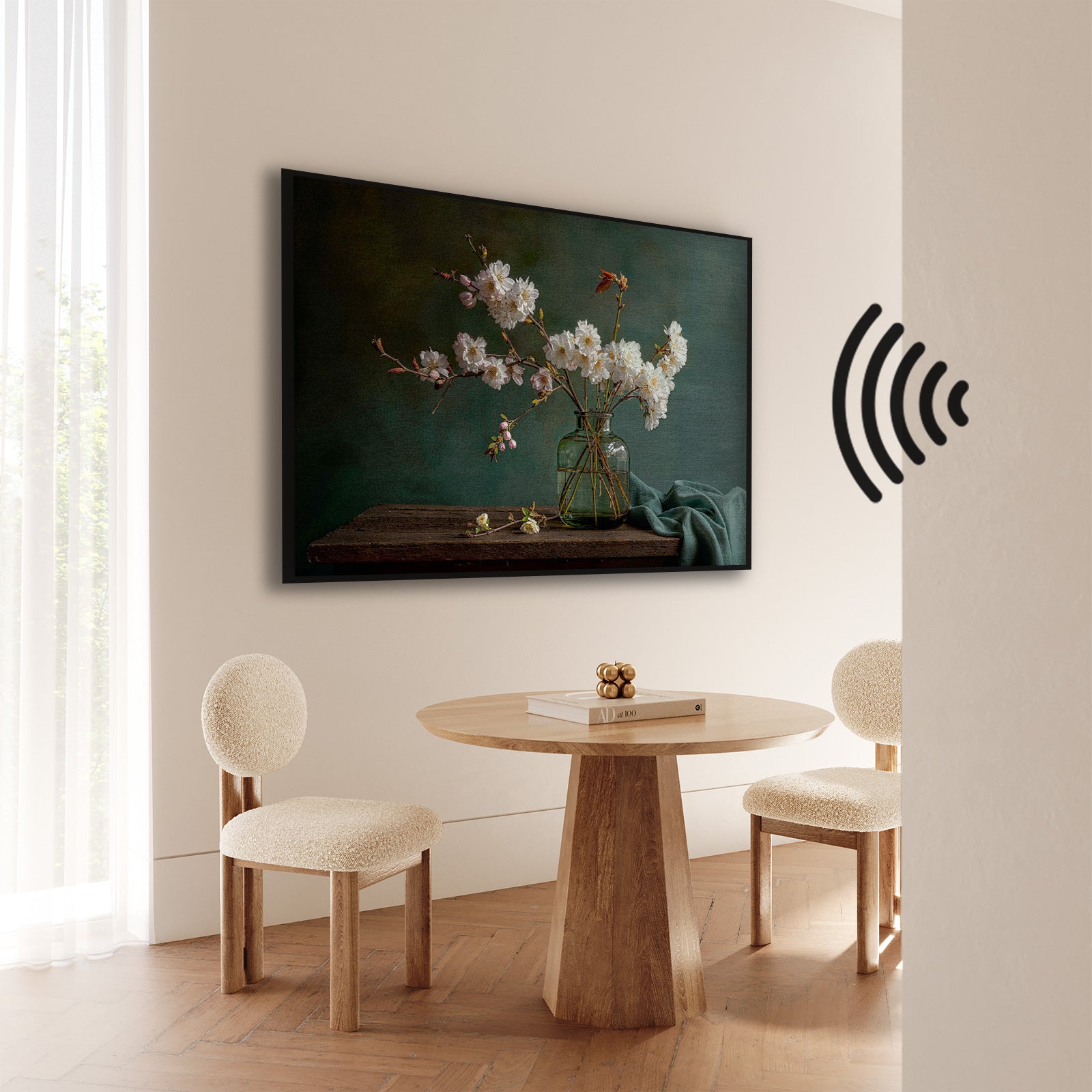 Akoestisch paneel Bloemen 16 aan de muur bij een ronde houten eettafel.
