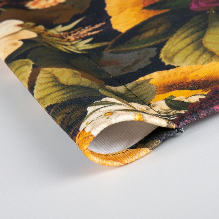 Close-up van een velours wandkleed met levendige bloemmotieven en een subtiele zijdeglans.