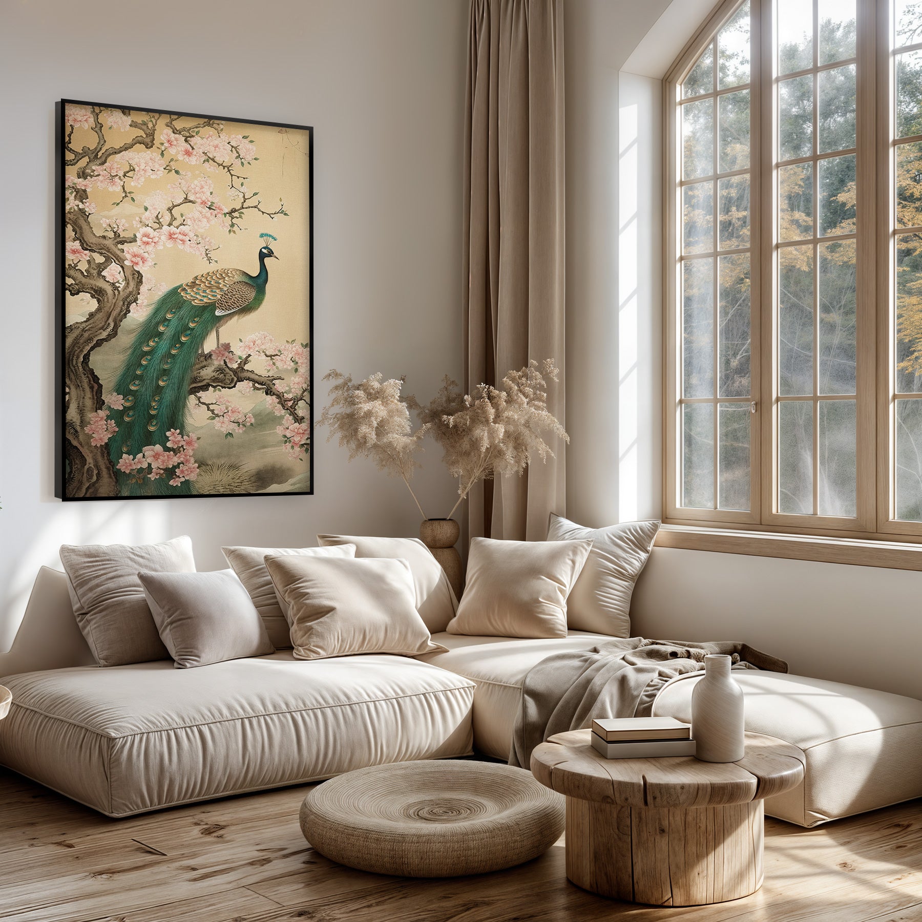 Artframe Aziatisch Pauw 2 boven een lichte bank in een woonkamer.