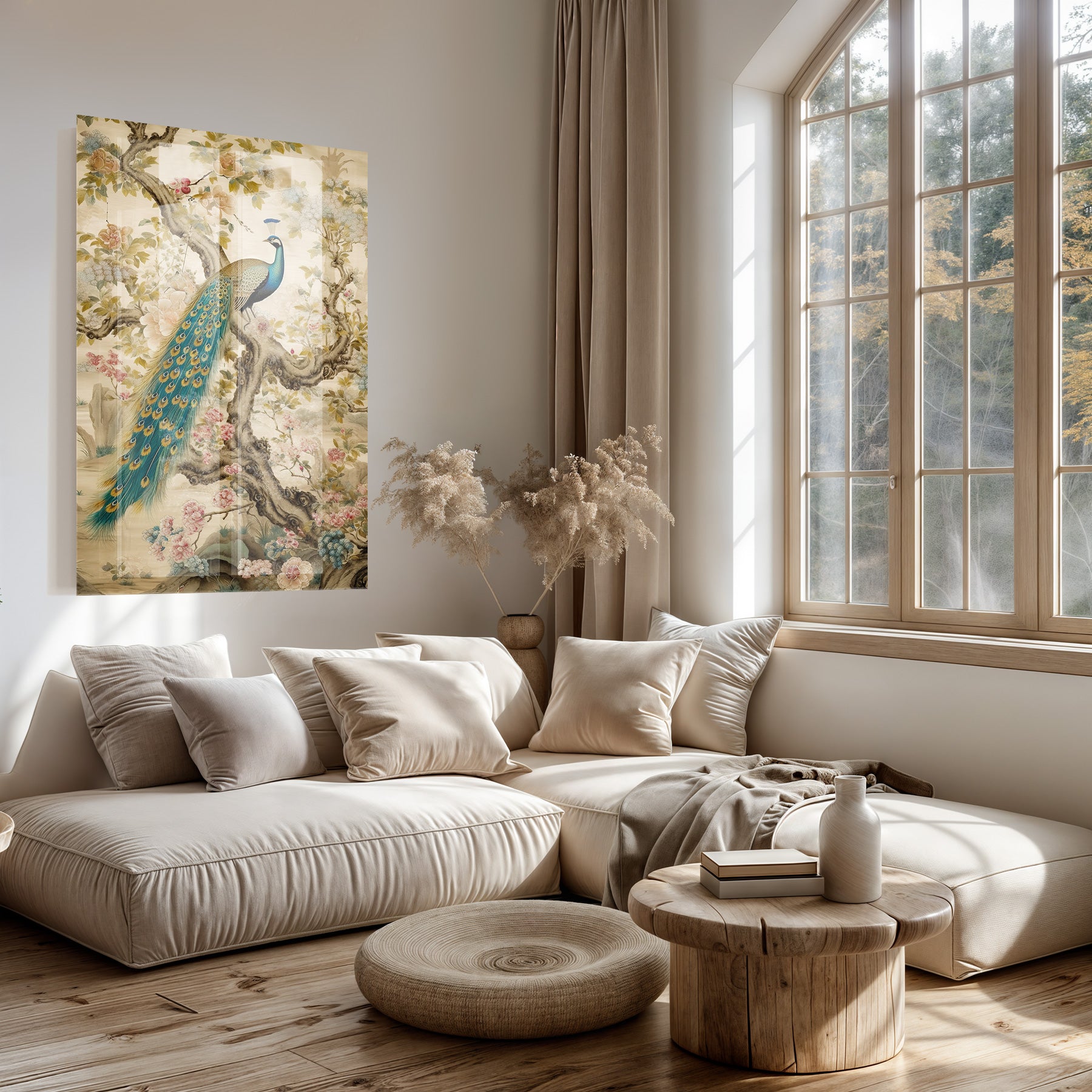 Plexiglas schilderij Aziatisch Pauw boven een lichte bank in een woonkamer.