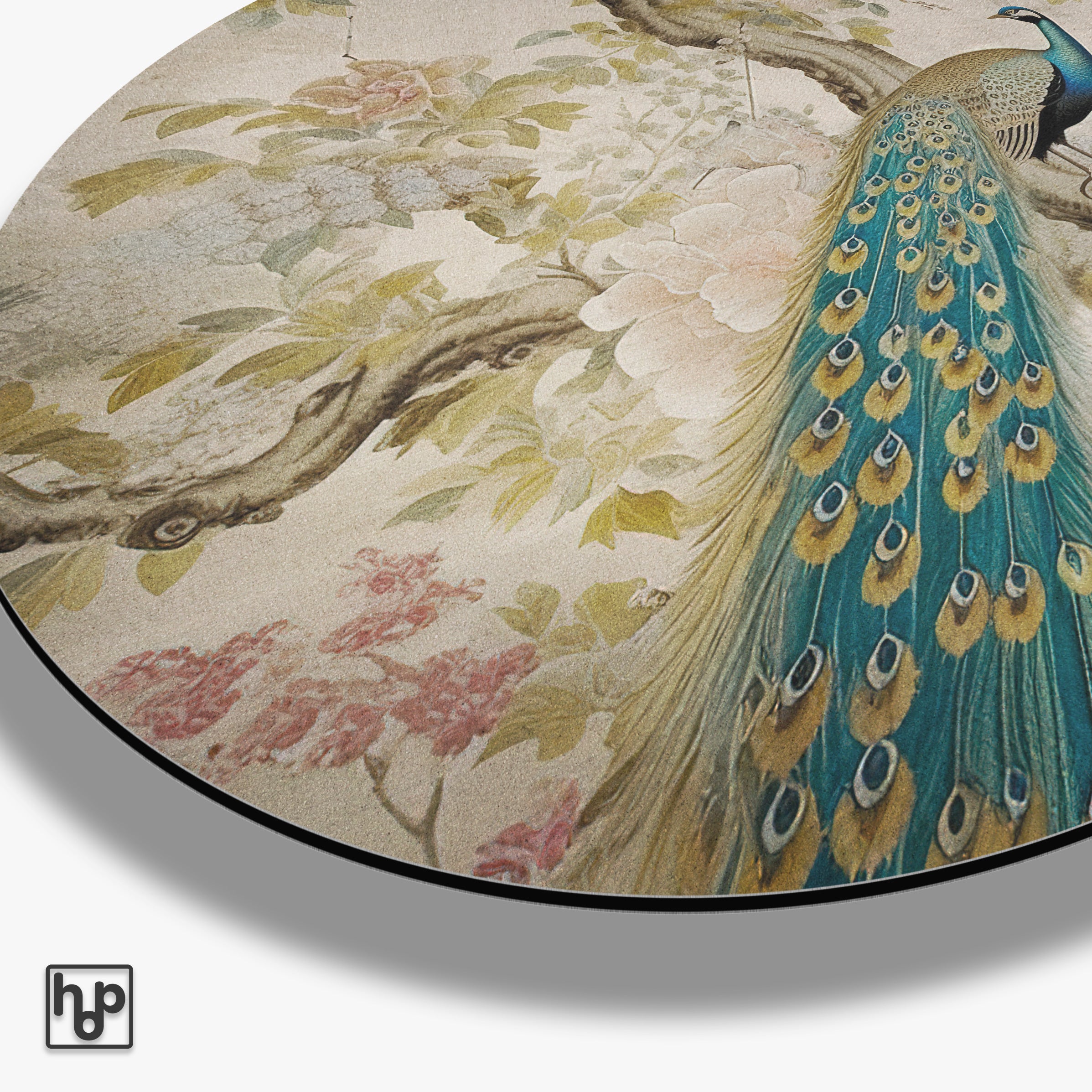 Ronde muurcirkel met Aziatische pauw, blauw-groene staart en bloemen op beige aluminium dibond.