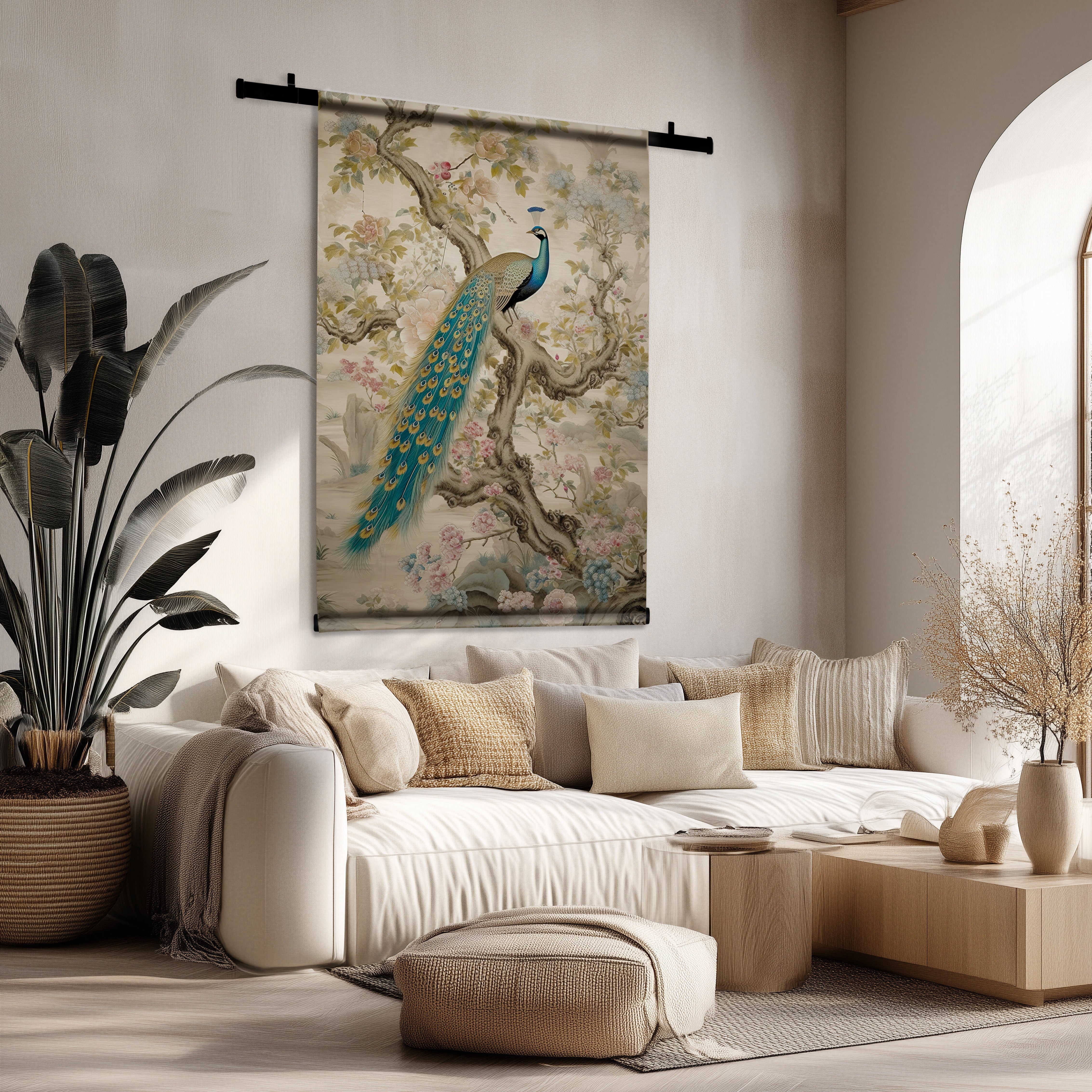 Aziatisch pauw wandkleed met levendige kleuren en bloemmotieven boven een lichte bank in een zen interieur.