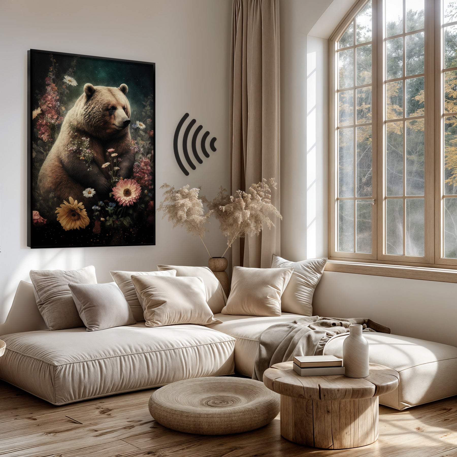 Akoestisch paneel Bear boven een lichte bank in een woonkamer.