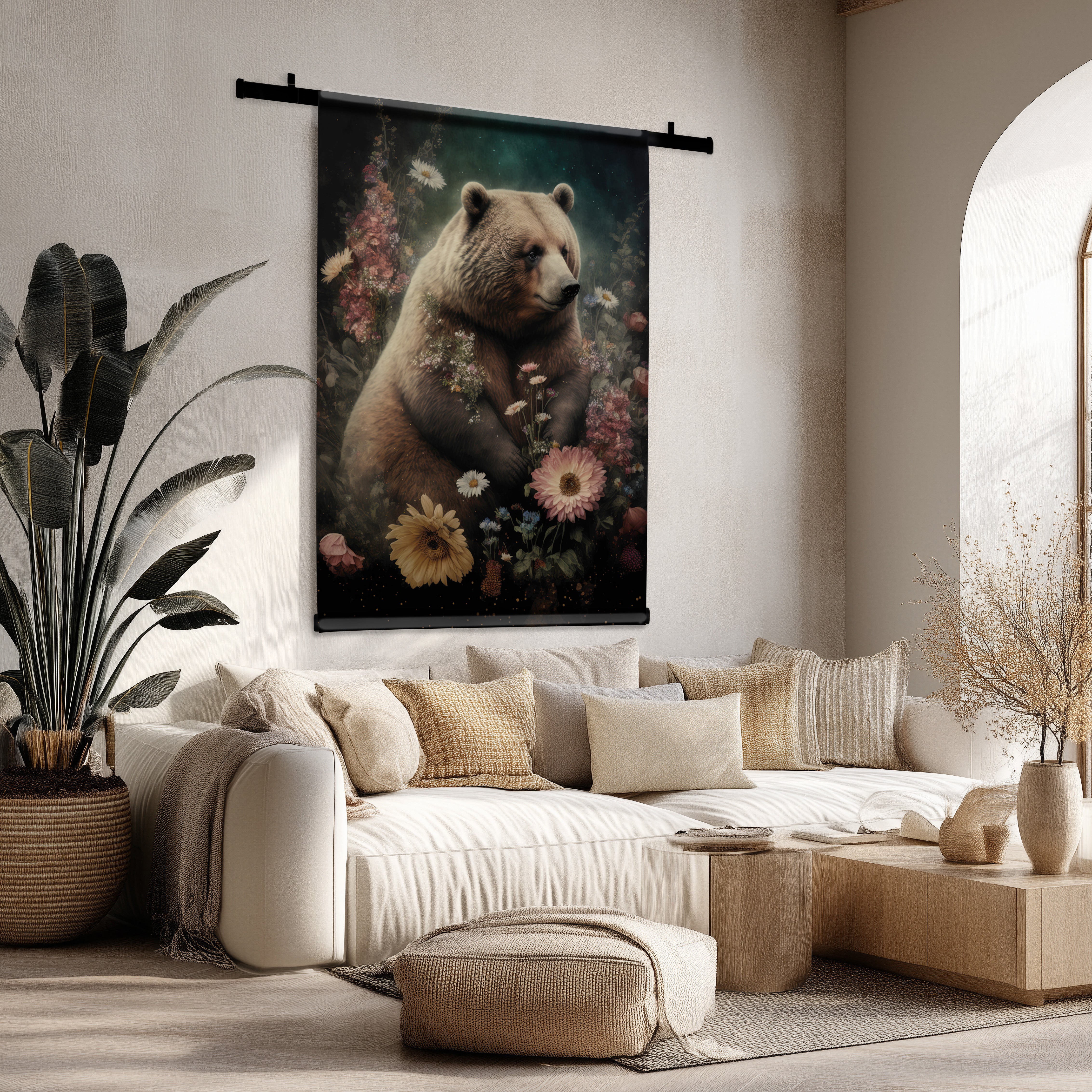 Groot wandkleed met een bruine beer omringd door kleurrijke bloemen, hangend boven een beige bank in een modern interieur.