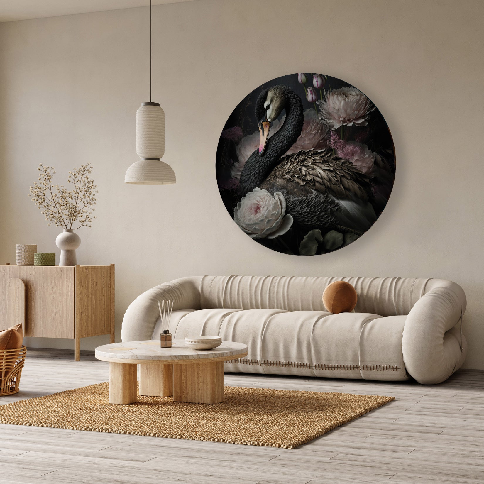 Ronde akoestische wanddecoratie met zwarte zwaan en zachte bloemen boven een beige bank.