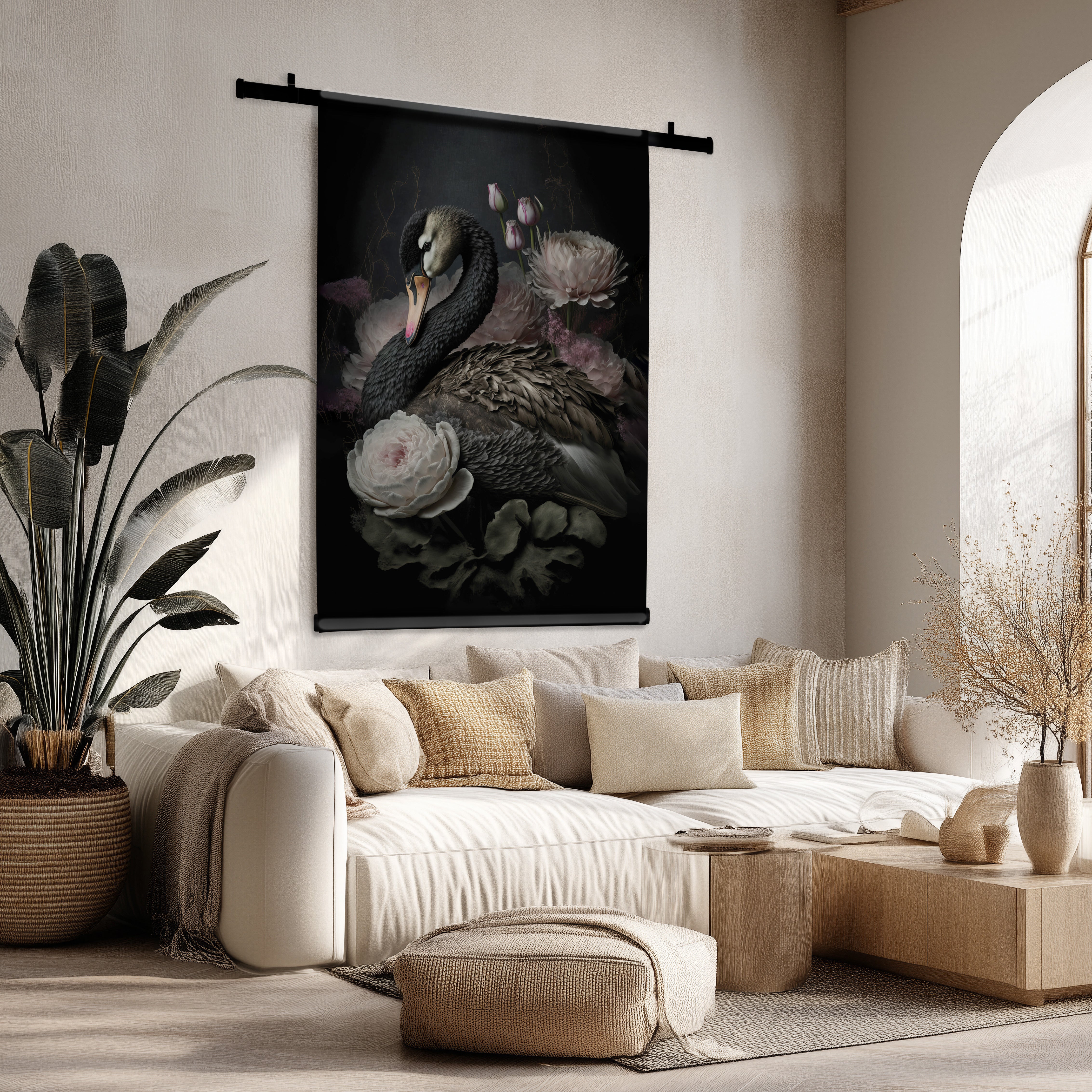Zwarte zwaan wandkleed met elegante zwaan en roze bloemen, hangend boven een beige bank in een modern interieur.