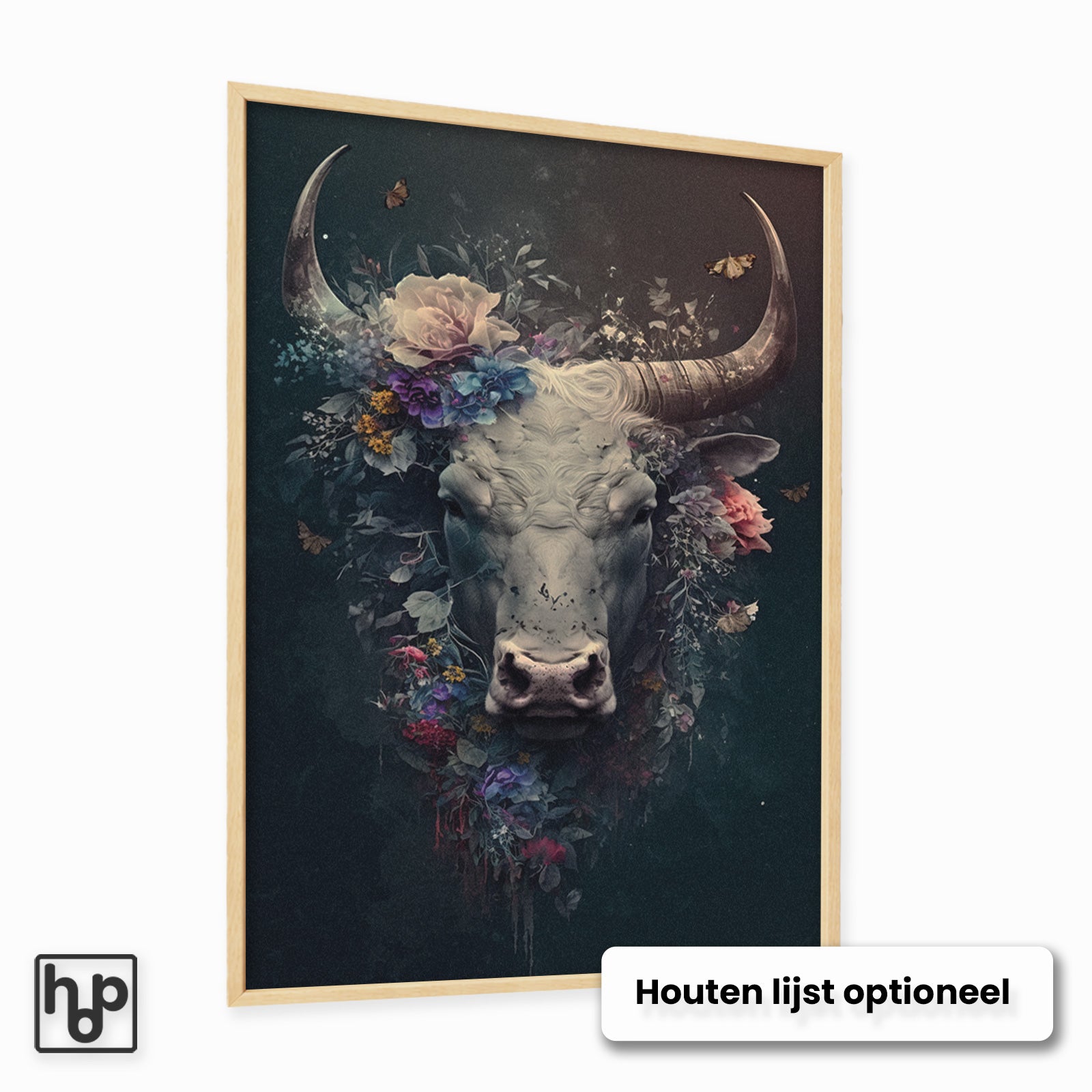 Vintage stier met weelderige bloemen in een houten lijst, donkere botanische wanddecoratie.