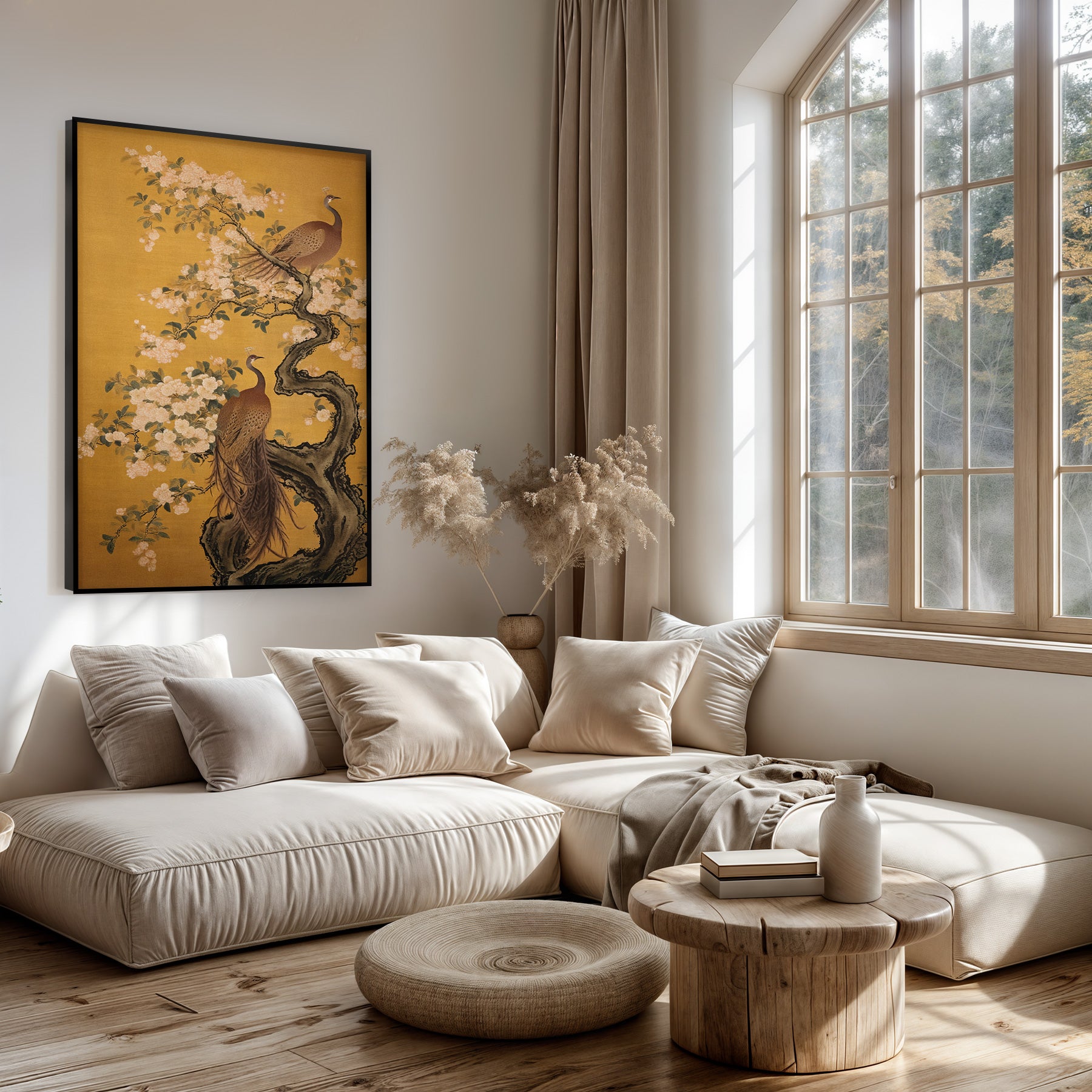 Artframe Aziatisch Pauwen boven een lichte bank in een woonkamer.
