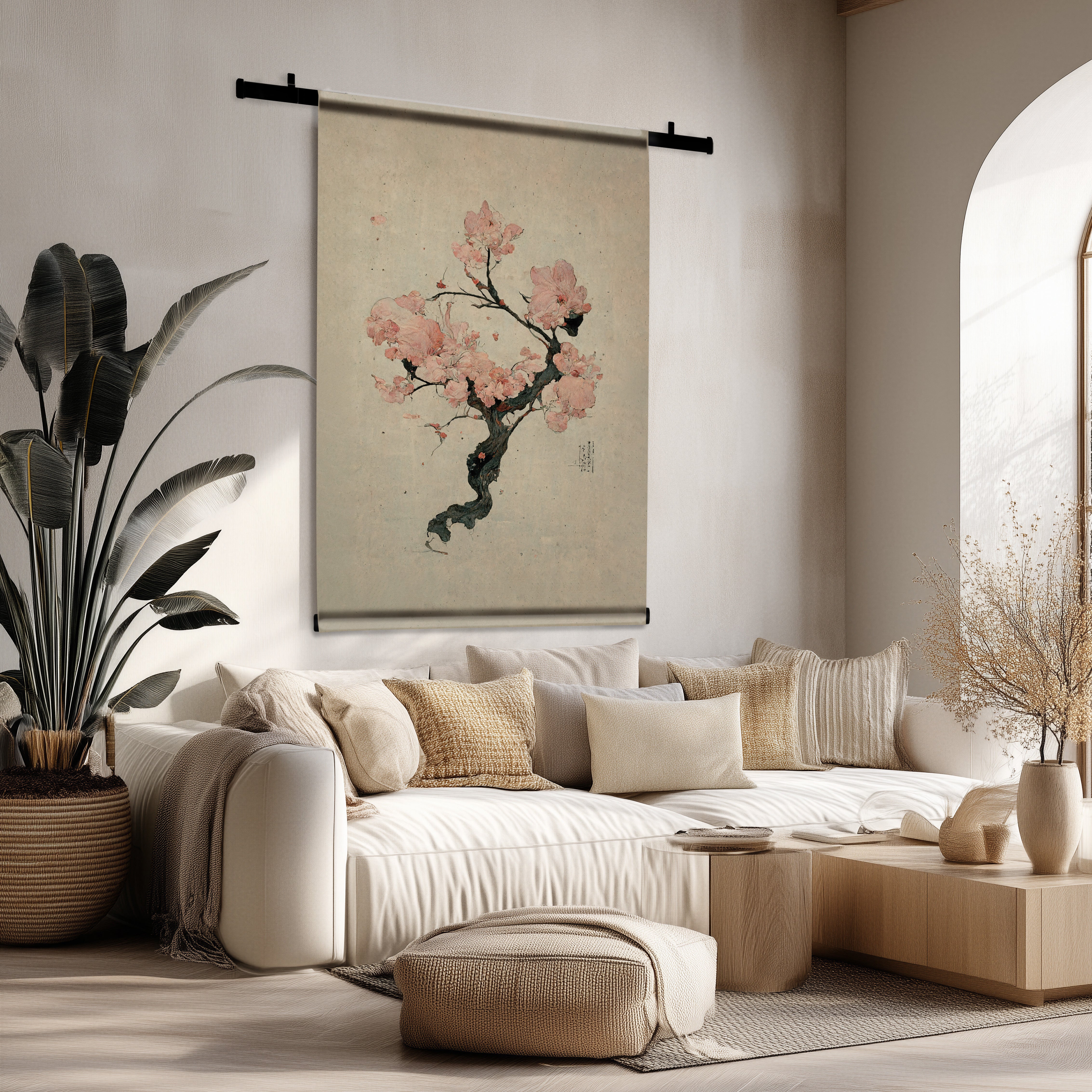 Wandkleed met Japanse kersenbloesem in zachte roze tinten, hangend boven een beige bank in een minimalistische woonkamer.