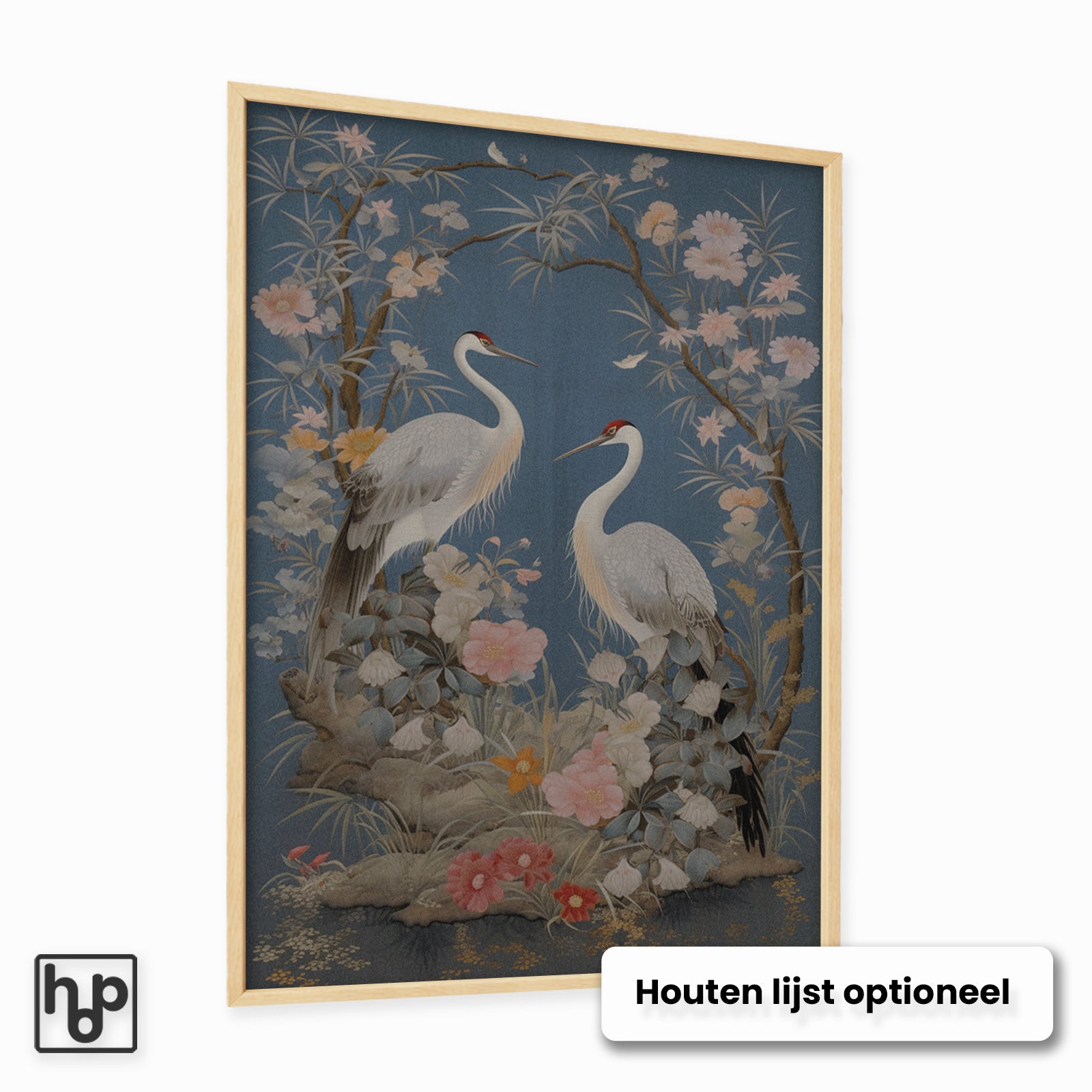 Houten lijst met twee grijze kraanvogels en roze kersenbloesems op een donkerblauwe achtergrond.