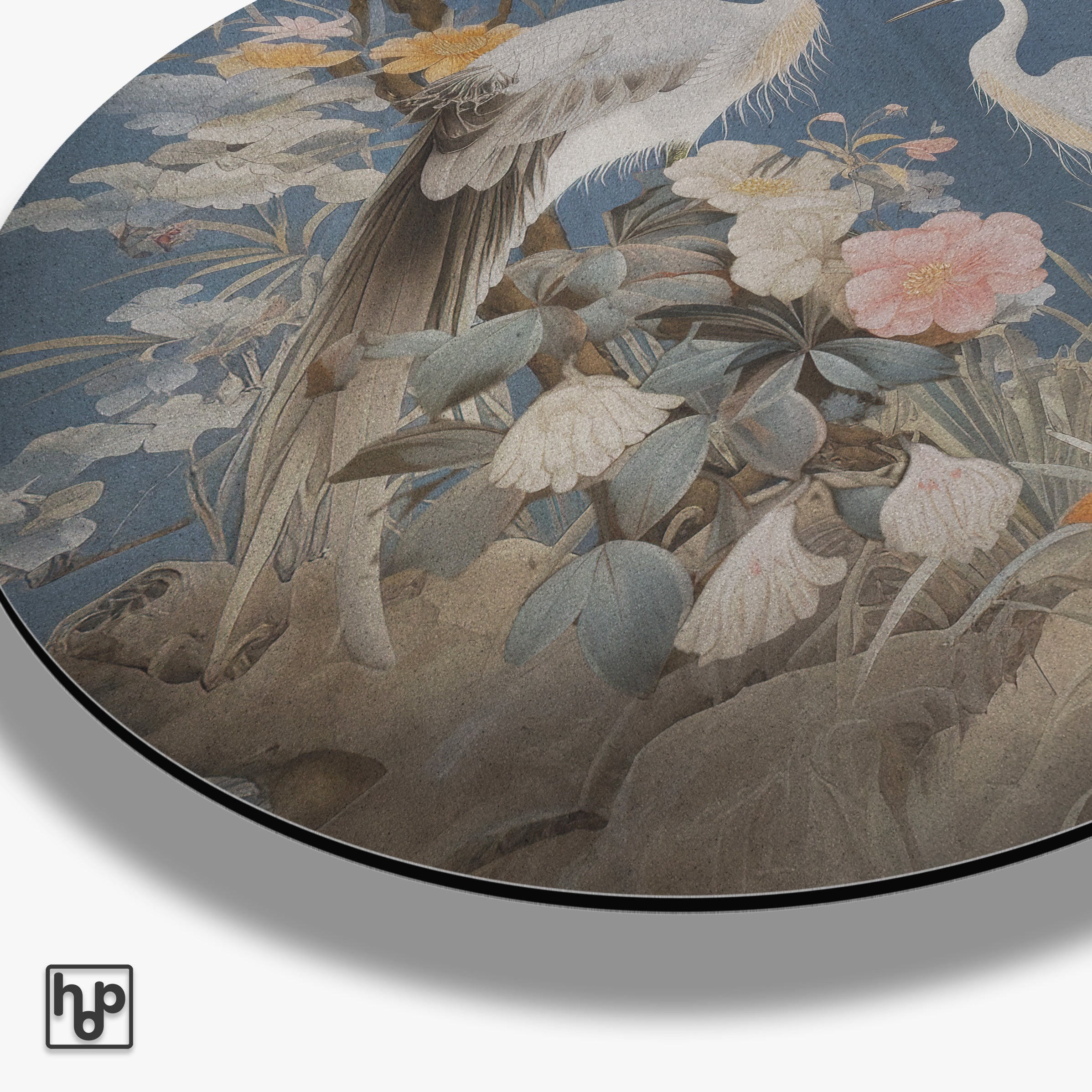 Ronde aluminium dibond muurcirkel met serene kraanvogels en bloemen in blauw- en aardetinten.