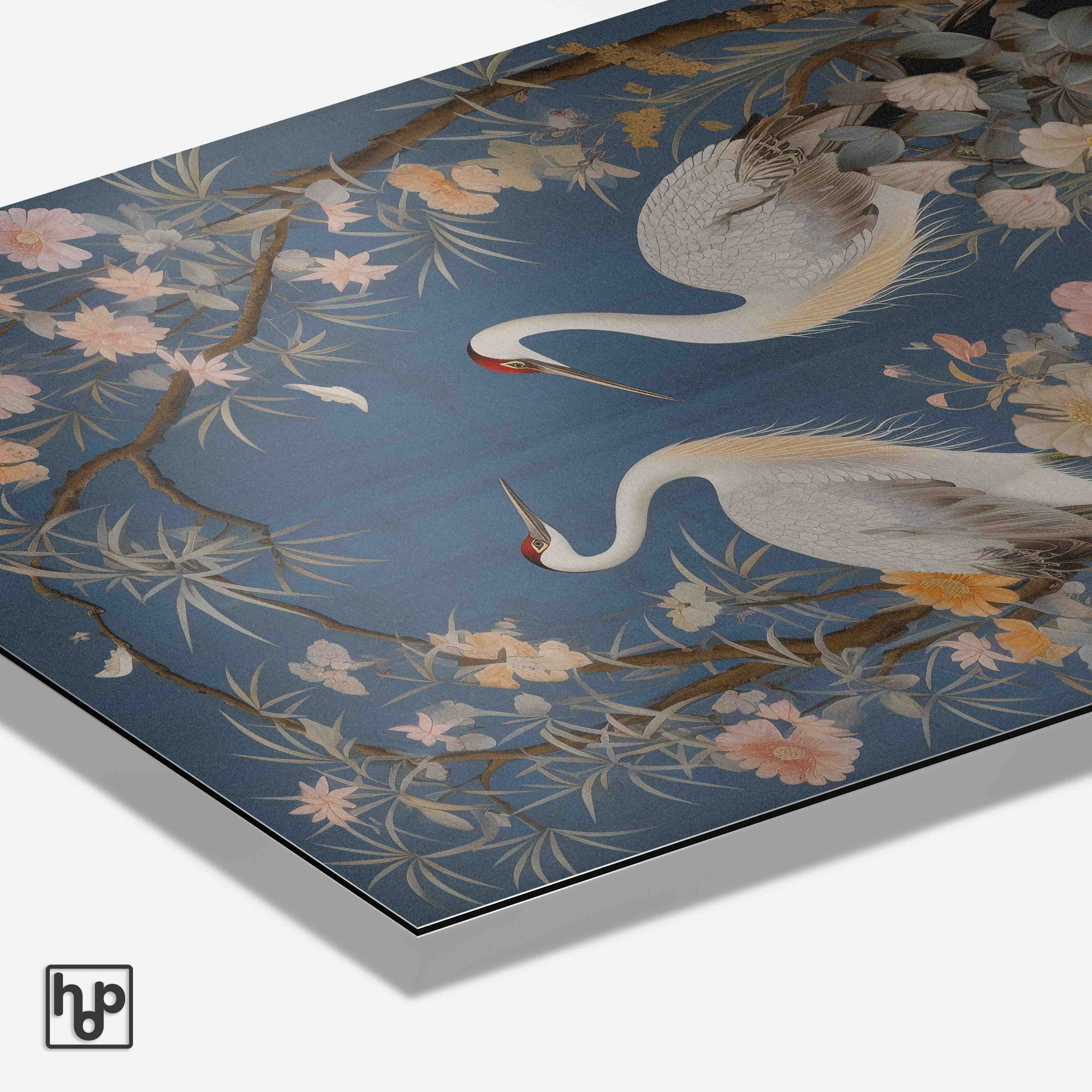 Twee witte kraanvogels met rode koppen tussen roze kersenbloesems op een donkerblauwe achtergrond.