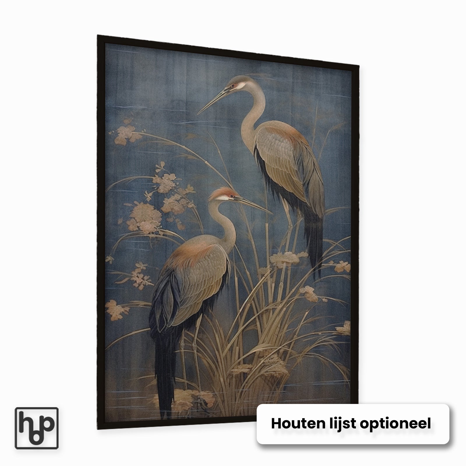 Japanse kraanvogels poster met twee vogels en kersenbloesems op een blauwgrijze achtergrond, optioneel met zwarte lijst.