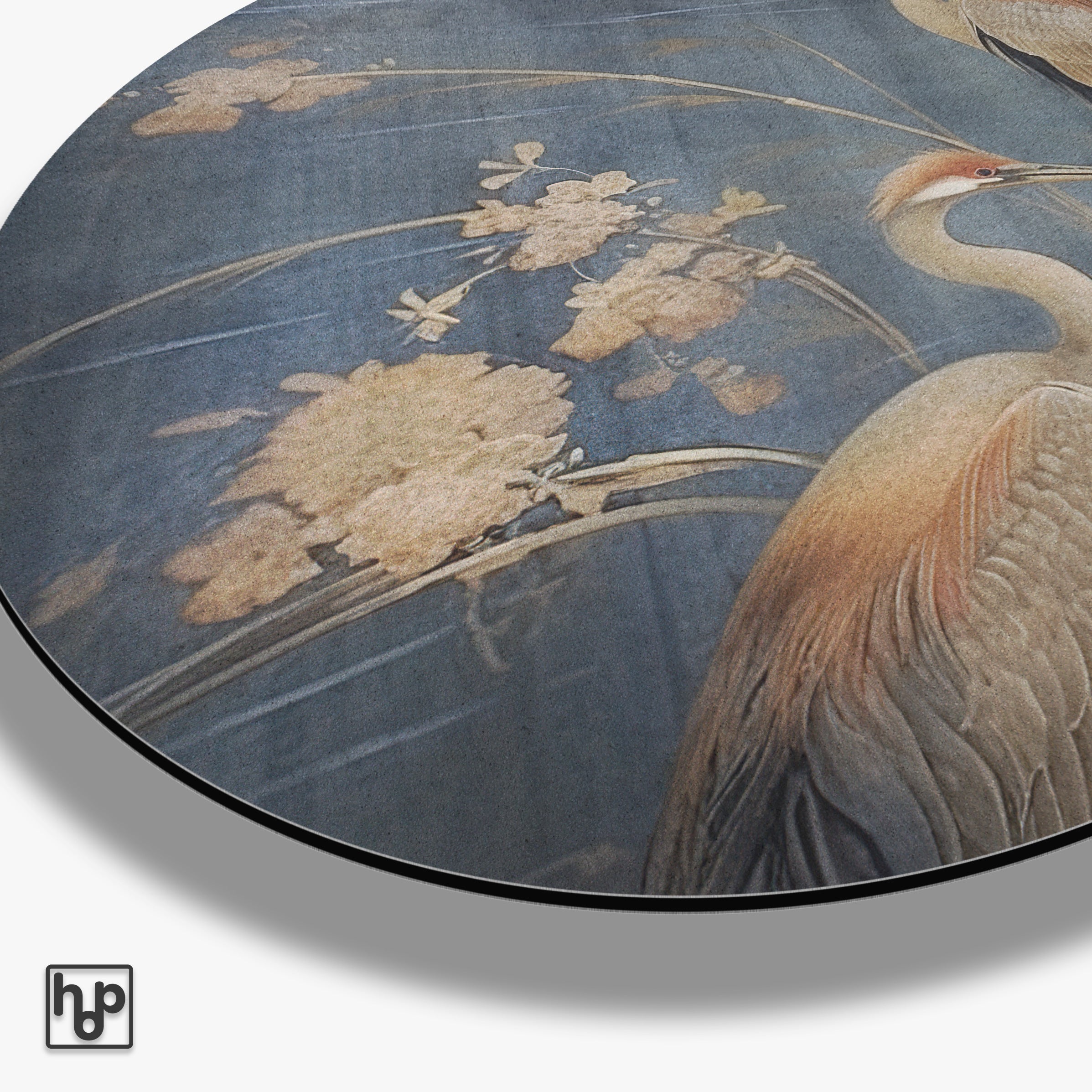 Ronde aluminium dibond muurcirkel met Japanse kraanvogels en planten op een blauwgrijze achtergrond.