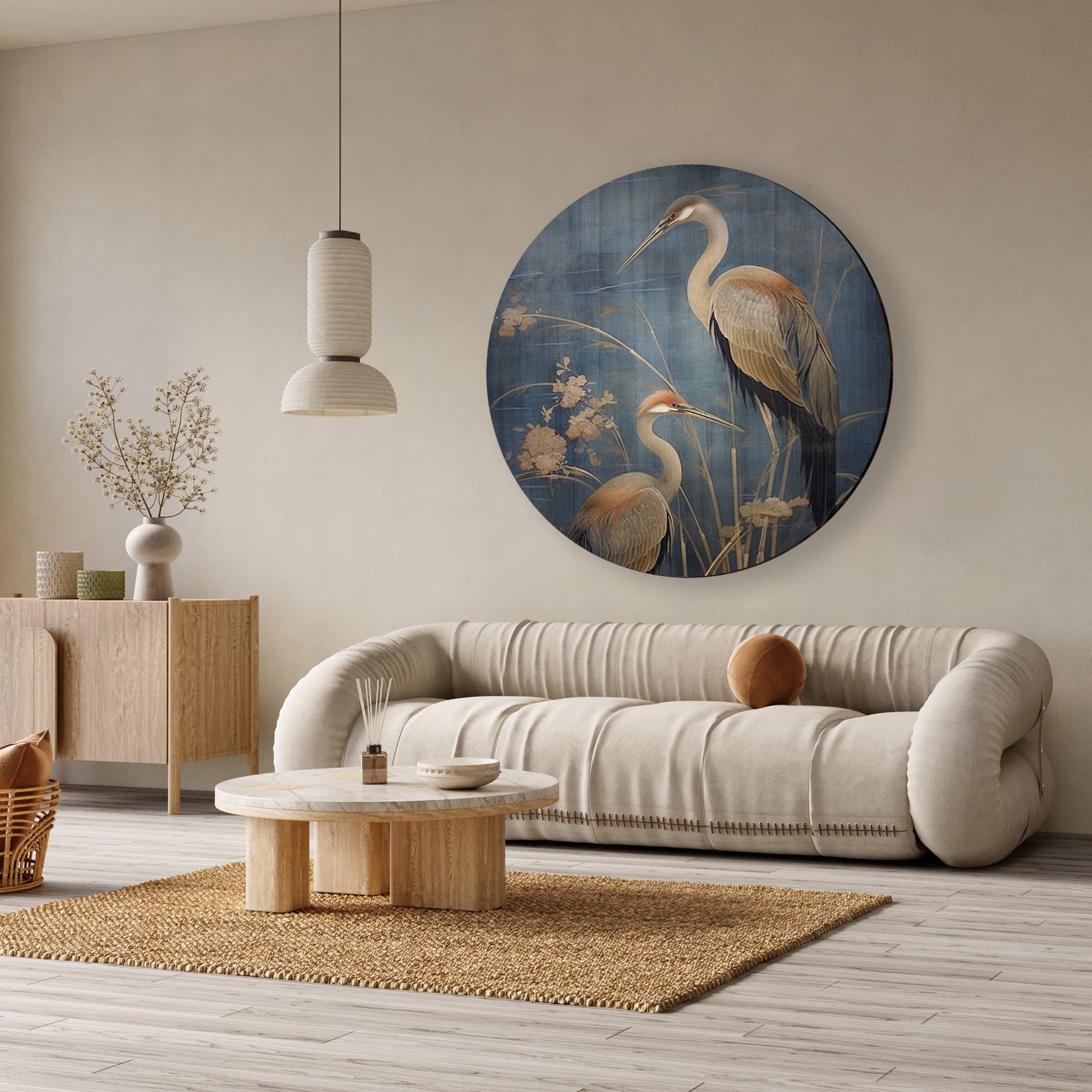 Ronde aluminium dibond muurcirkel met Japanse kraanvogels op een blauwe achtergrond in een minimalistische woonkamer.