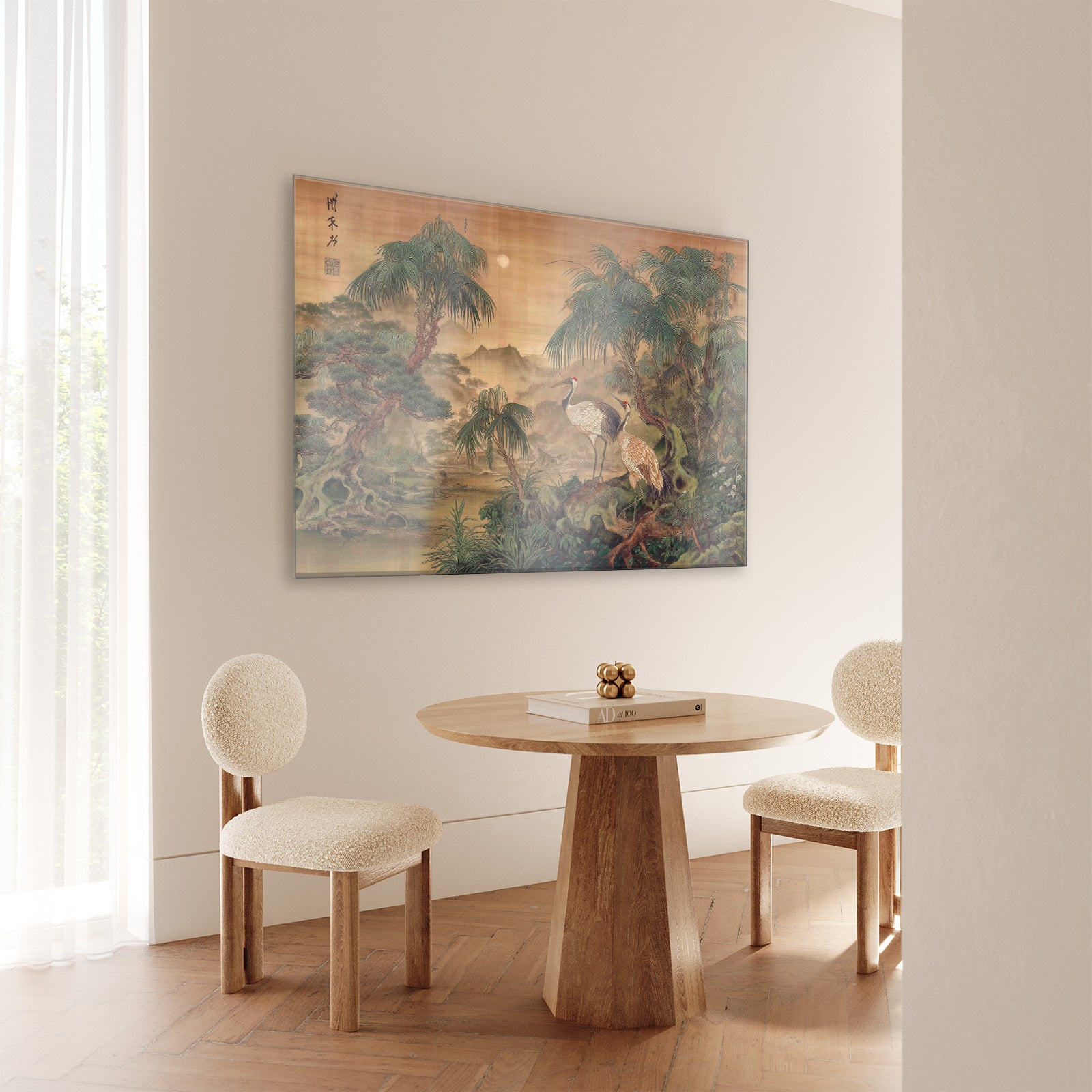 Plexiglas schilderij Japanse kraanvogels 5 aan de muur bij een ronde houten eettafel.